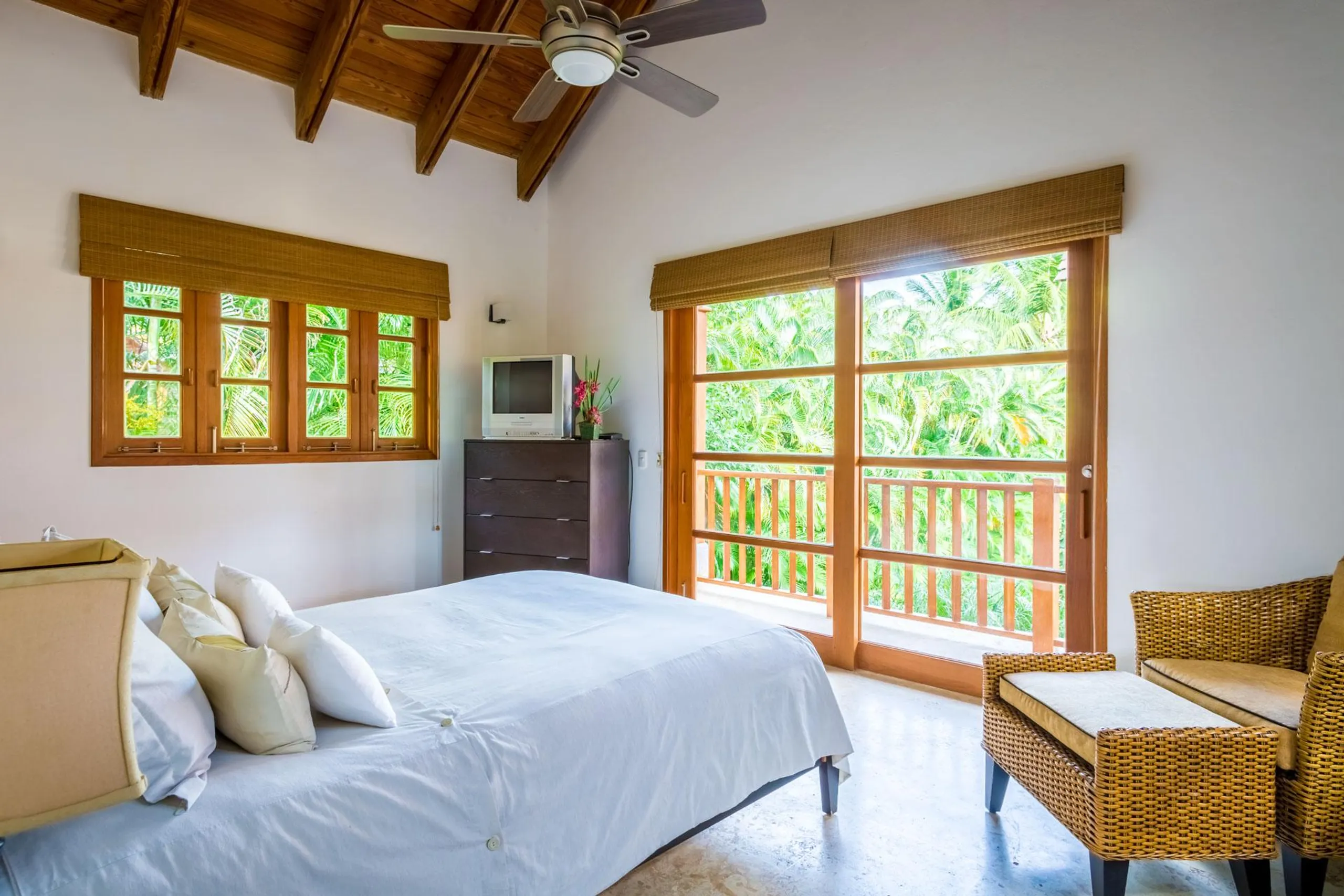 Exquisite Tropical Villa with Infinity Edge Pool and Balinese-Inspired Elements — photograph 12