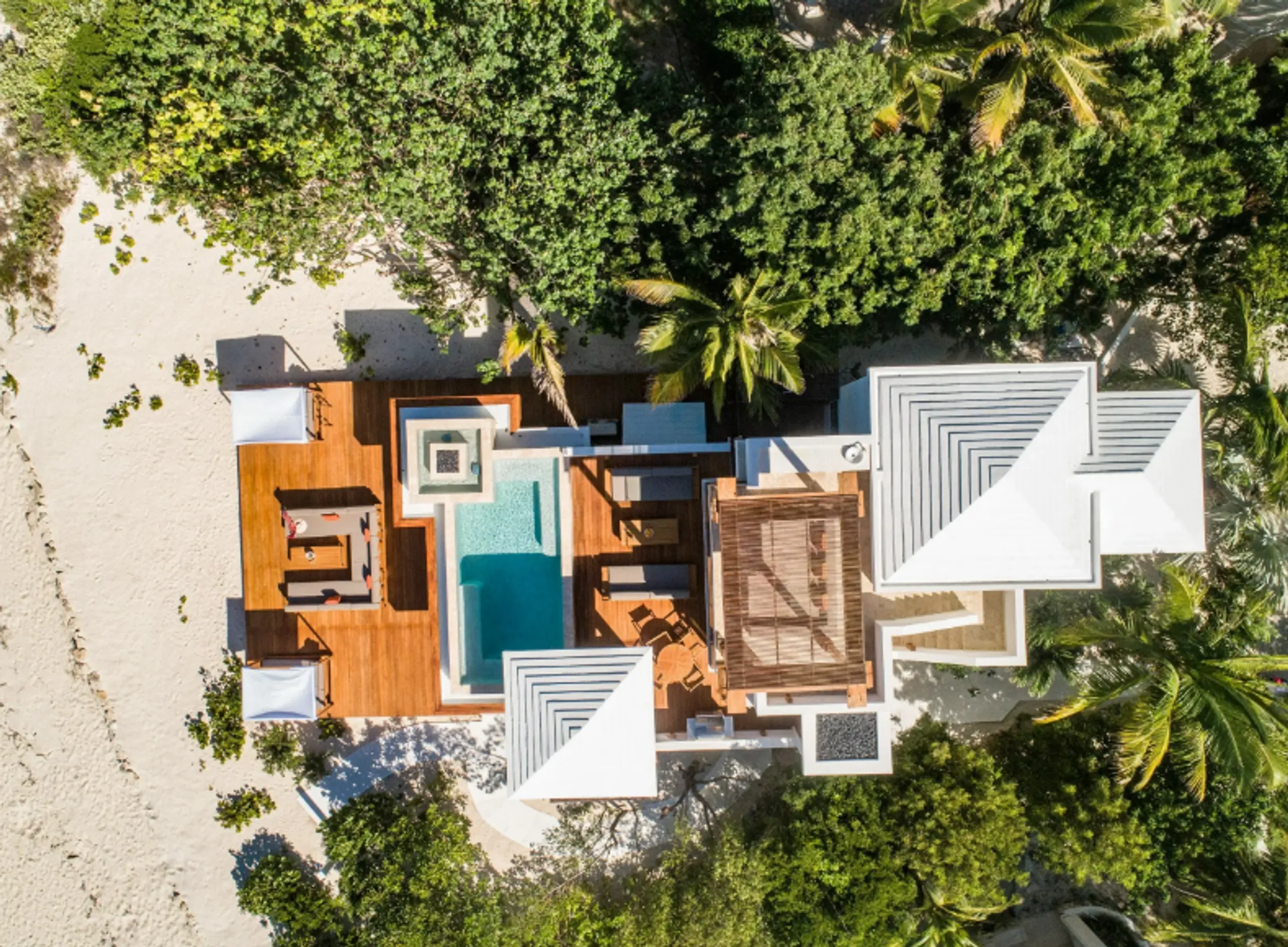 Captivating Beach Retreat with Artistic Vibes and Private Pool — photograph 5