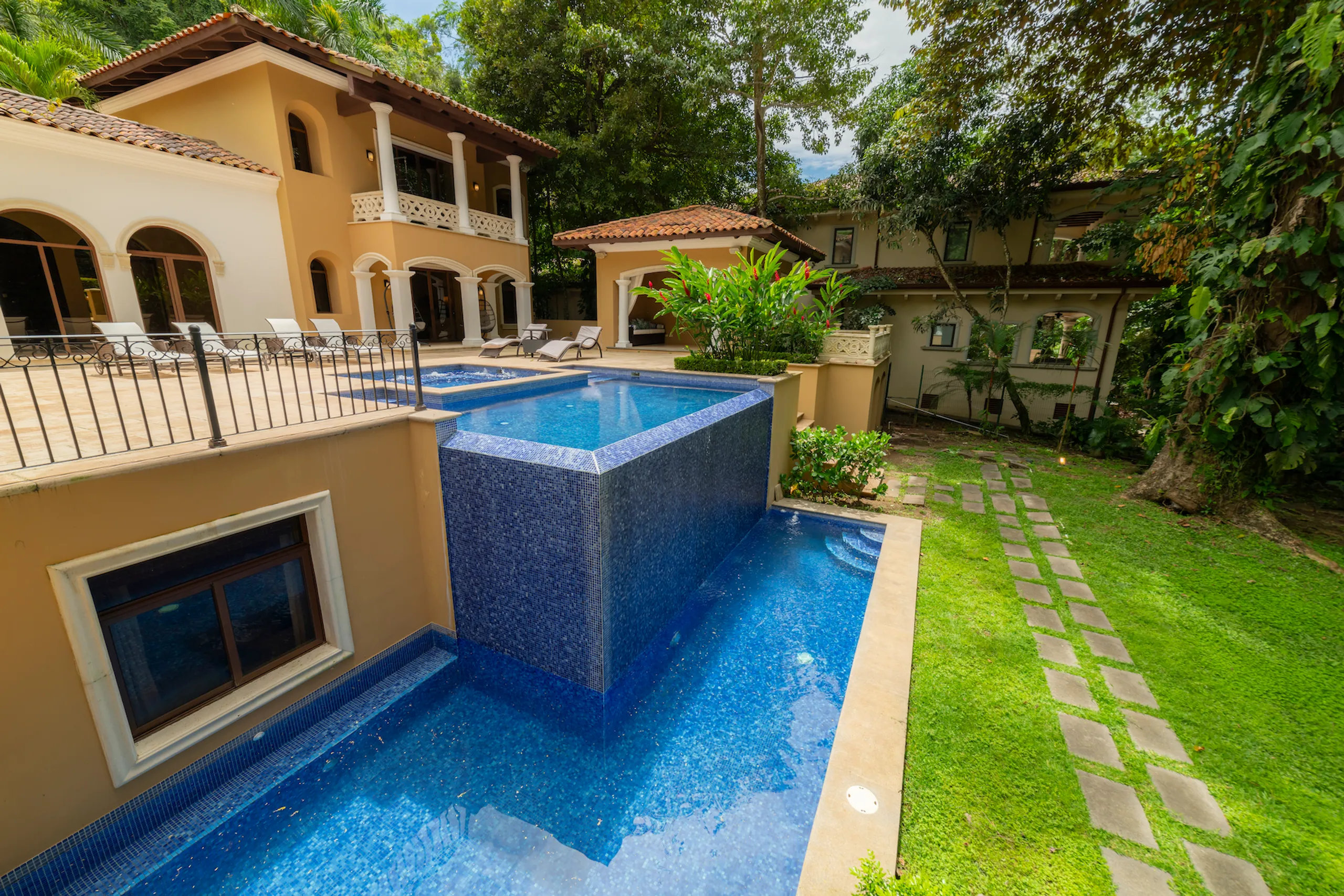 Federico Castro–Designed Villa in Los Sueños with Pool, Theater & Golf Views — photograph 6