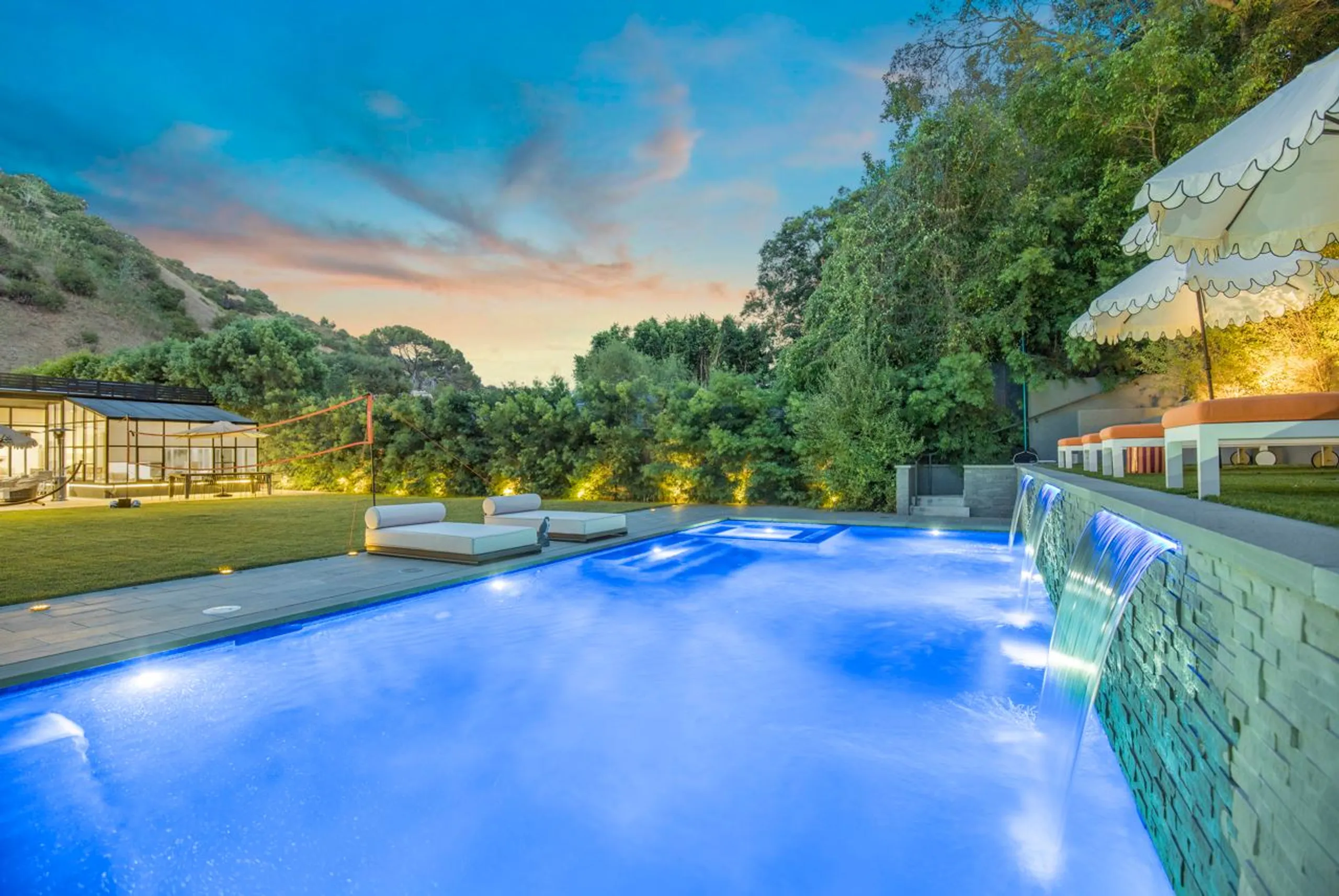 Chic Modern Villa with Triple Waterfall Pool and Sauna in Beverly Hills — photograph 3