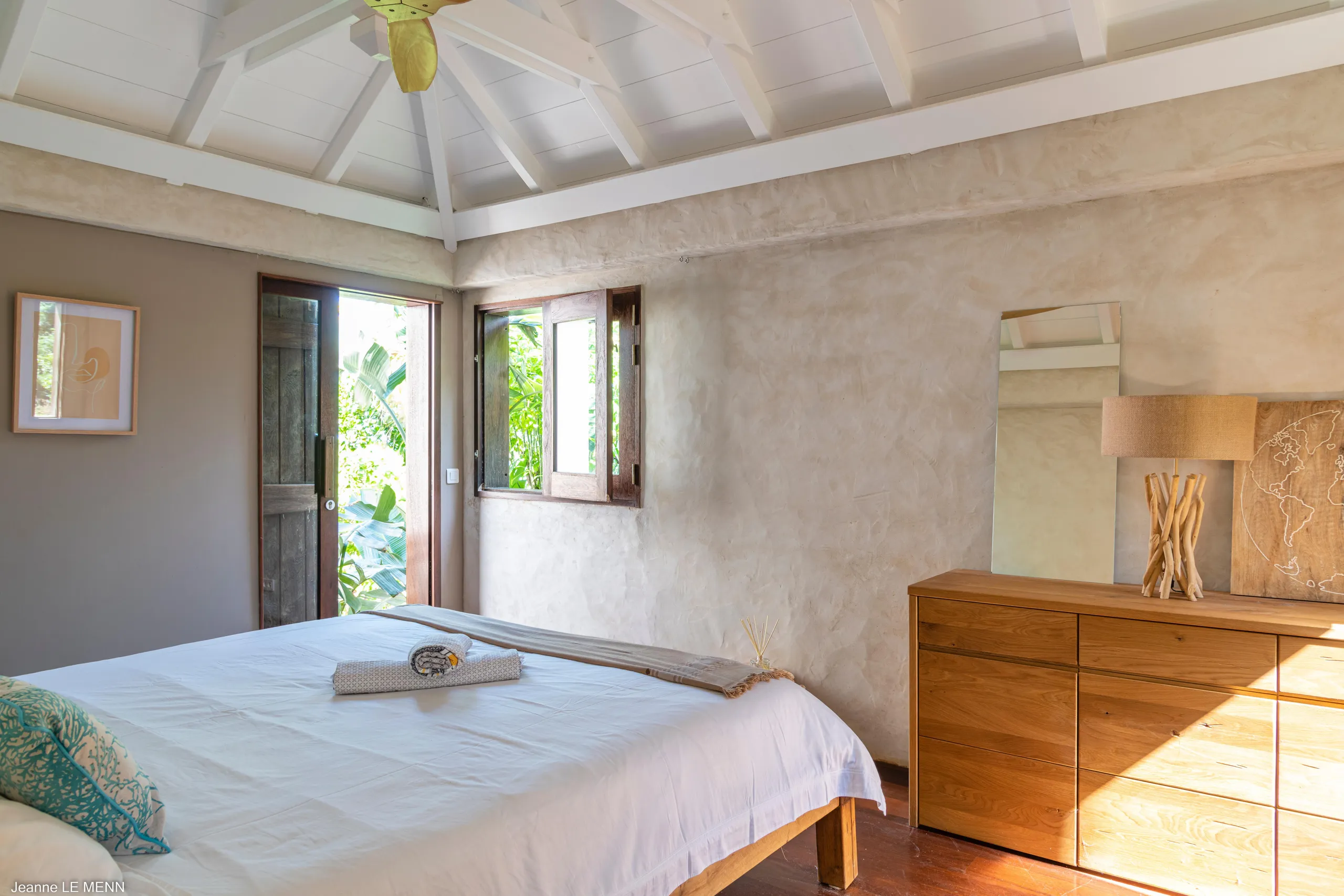 Luxurious Beachside Bungalow with Private Pool and Ocean Views — photograph 11