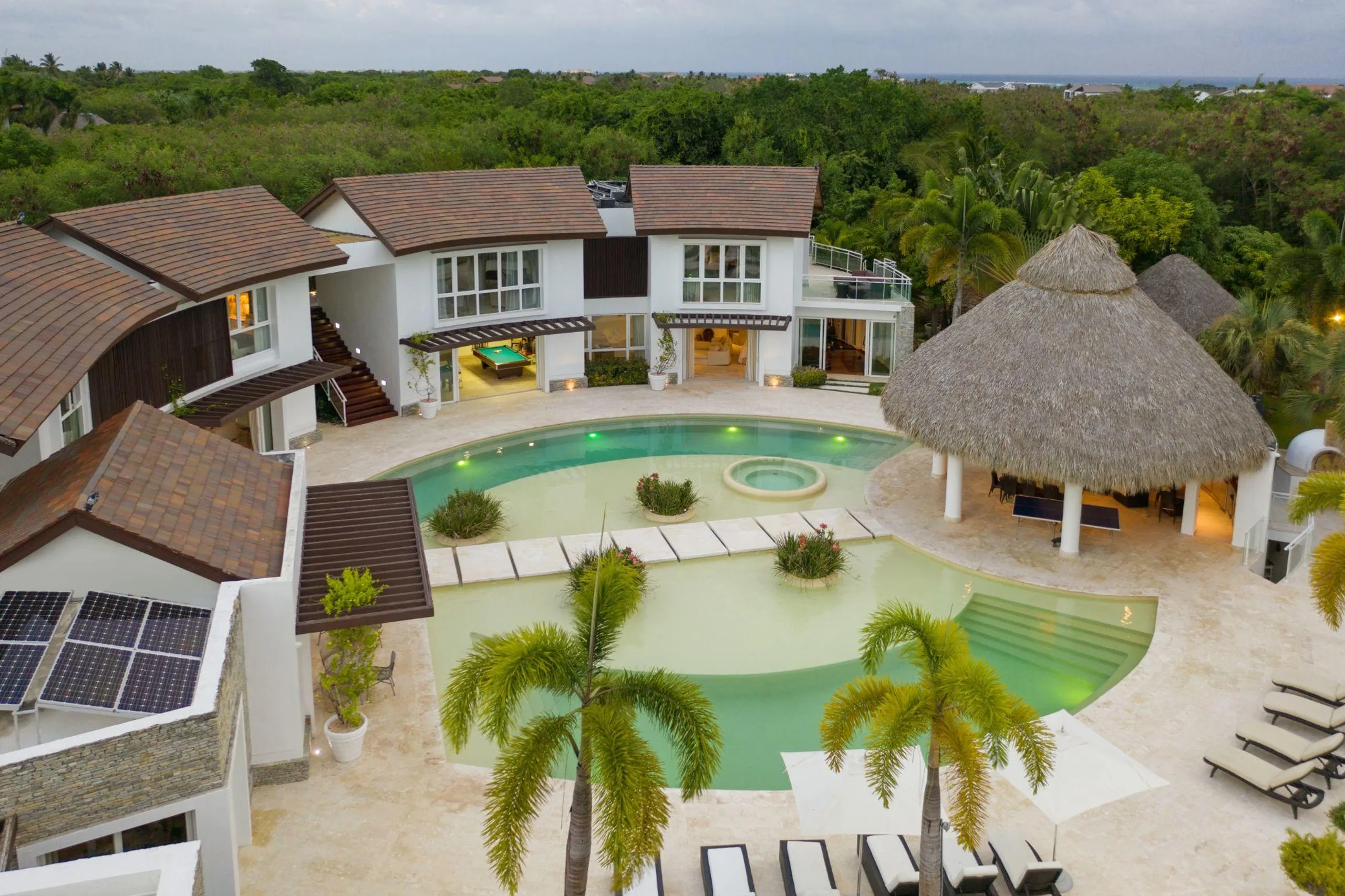 Soaring Resort-style Circular Villa with Multiple Pools, and Sports Court — photograph 4