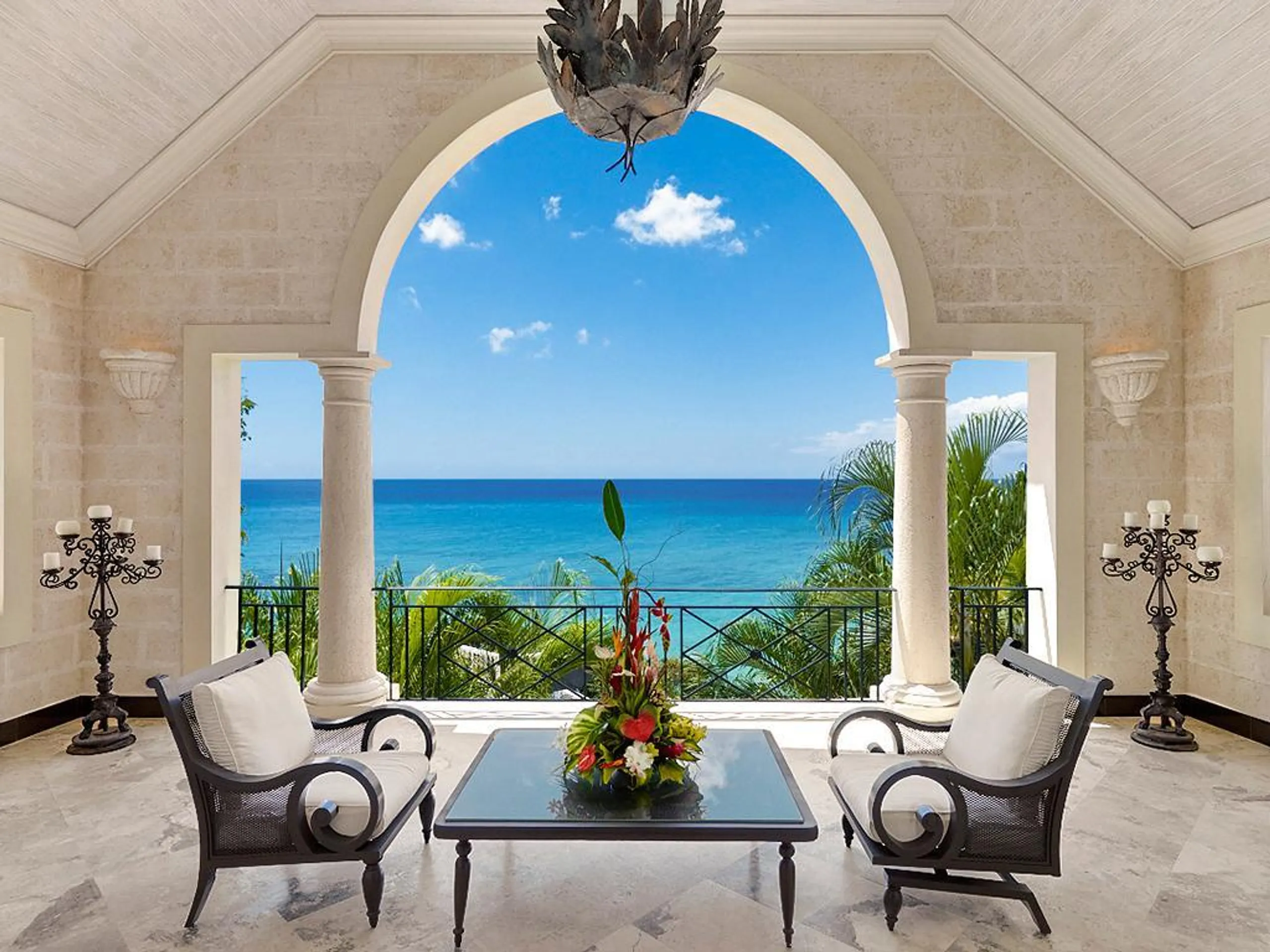 Classic Beach Front Estate with Private Pool and Panoramic Ocean Views — photograph 4
