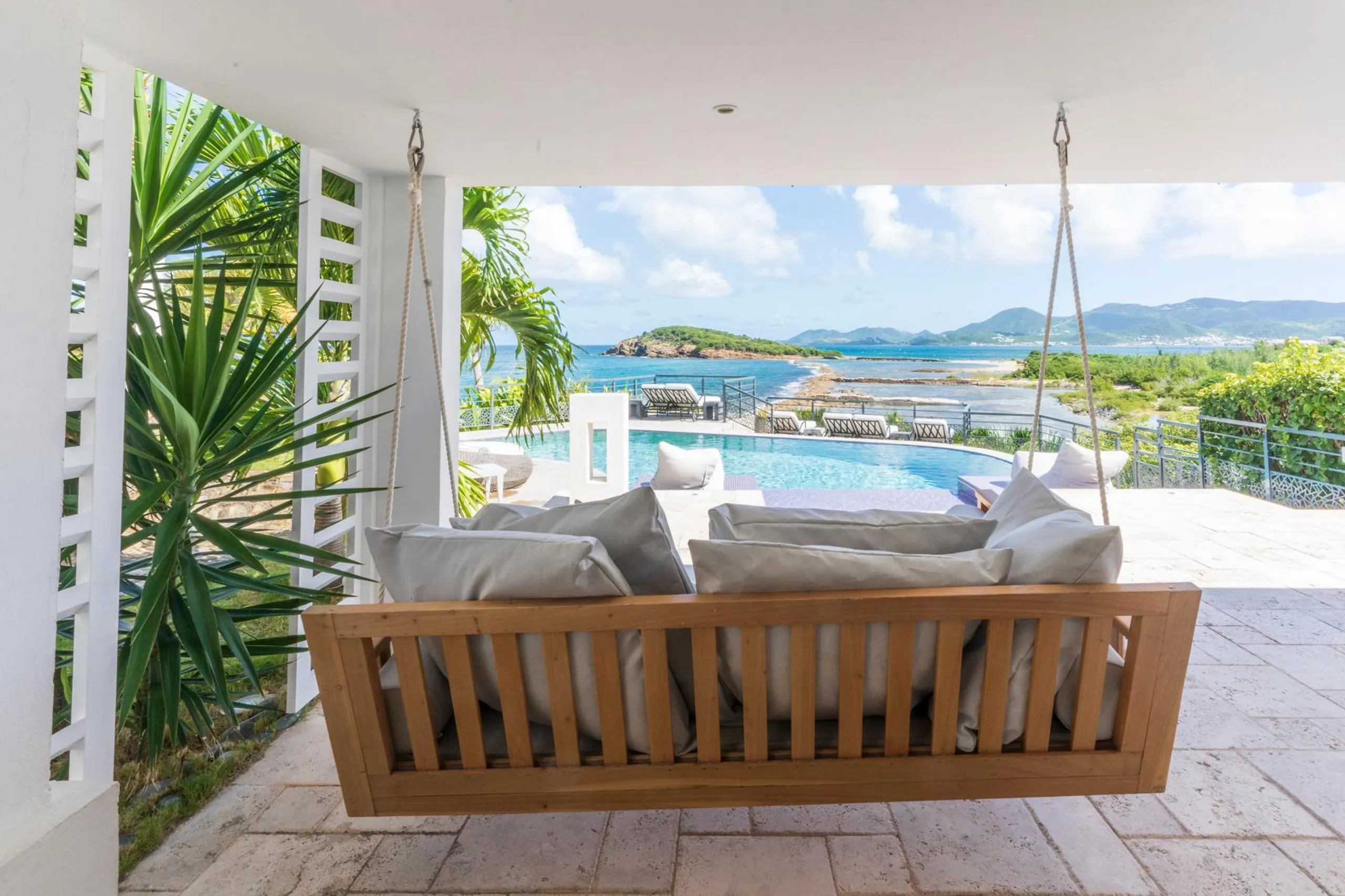 Serene Clifftop Luxury Villa with Private Pool and Breathtaking Ocean Views — photograph 12
