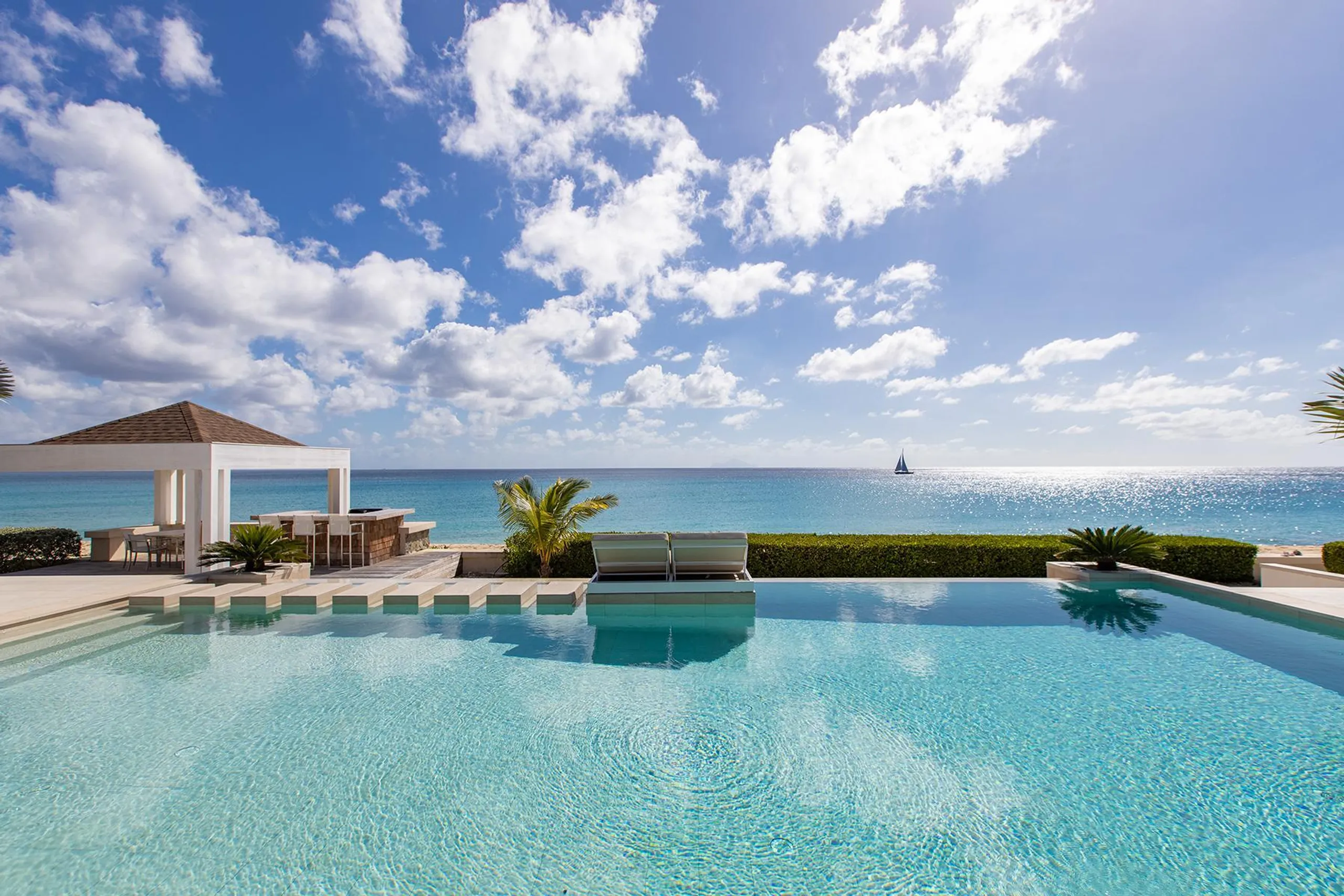 Chic Beachfront Contemporary Styled Villa with Private Pool — photograph 6