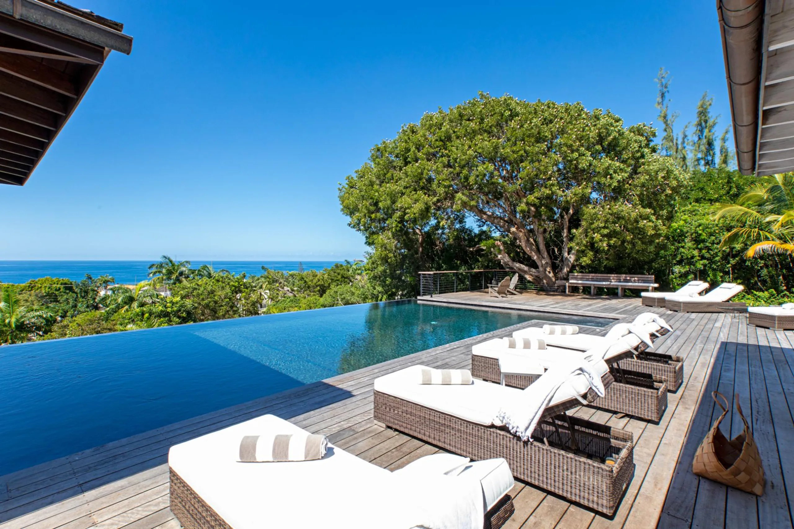 Grandiose Contemporary Villa with Private Pool and 360-Degree Panoramic Views — photograph 4