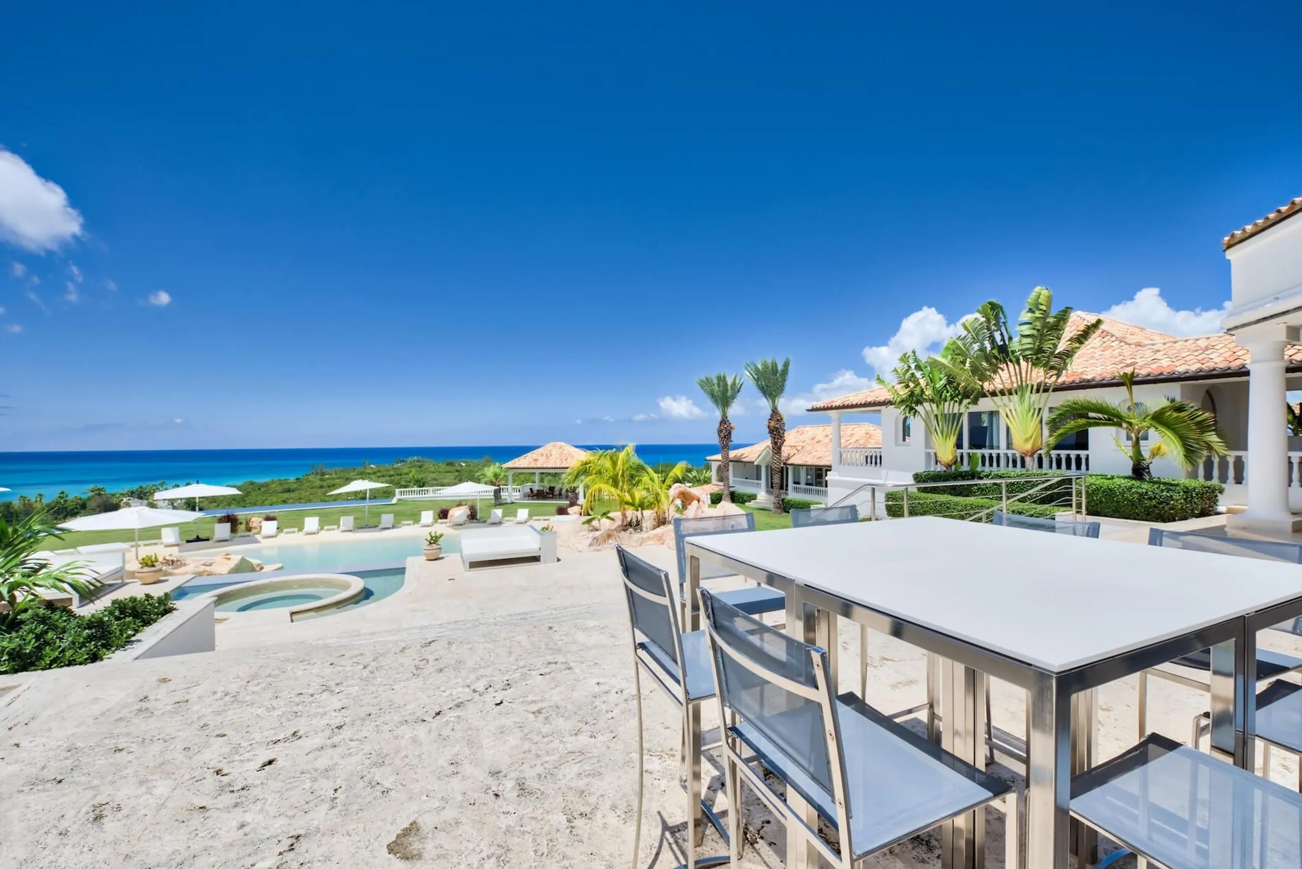 Grand Luxury Villa with 2 Large Swimming Pools and Ocean Views — photograph 10