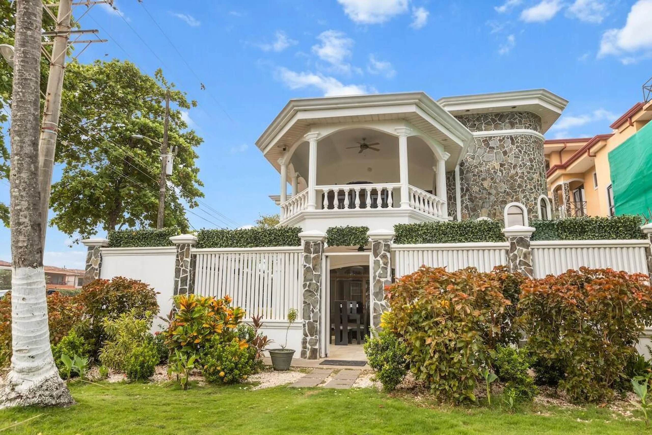 Deluxe Beachfront Nine Bedroom Villa with Private Pool and Ocean View, Jaco