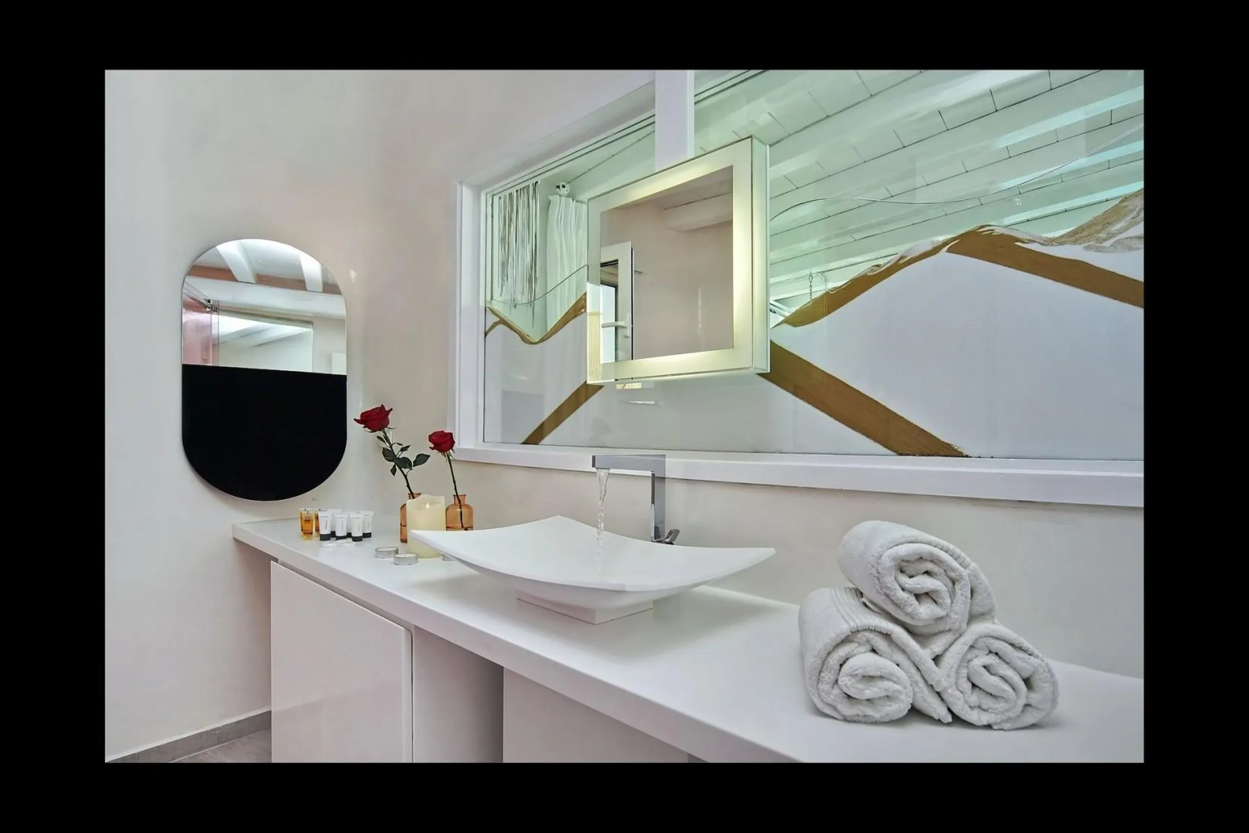 Luxurious Haven with Panoramic Views and Refreshing Pool — photograph 11