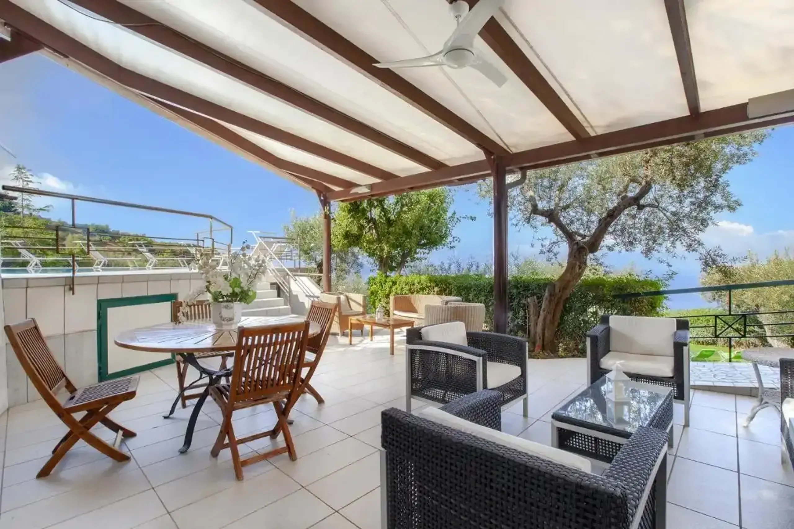 Luxurious Getaway Villa with Pool and Picturesque Surroundings — photograph 6