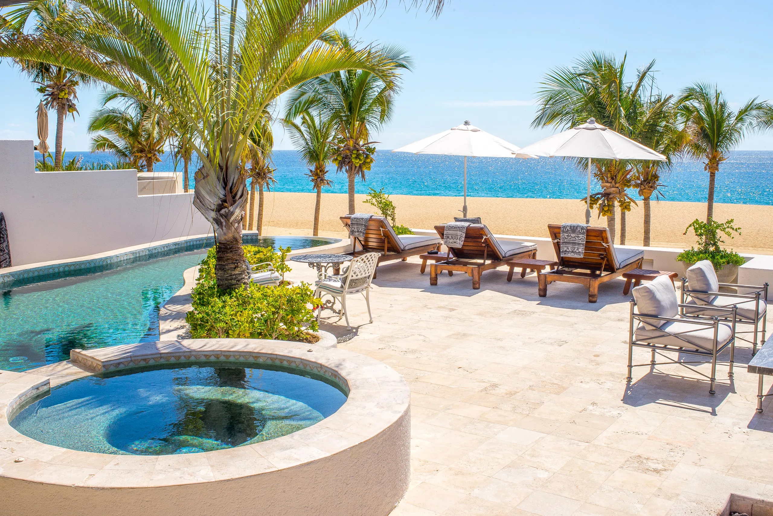 Incredible Pedregal Beachfront Estate with Infinity Pool and Ocean Views — photograph 9