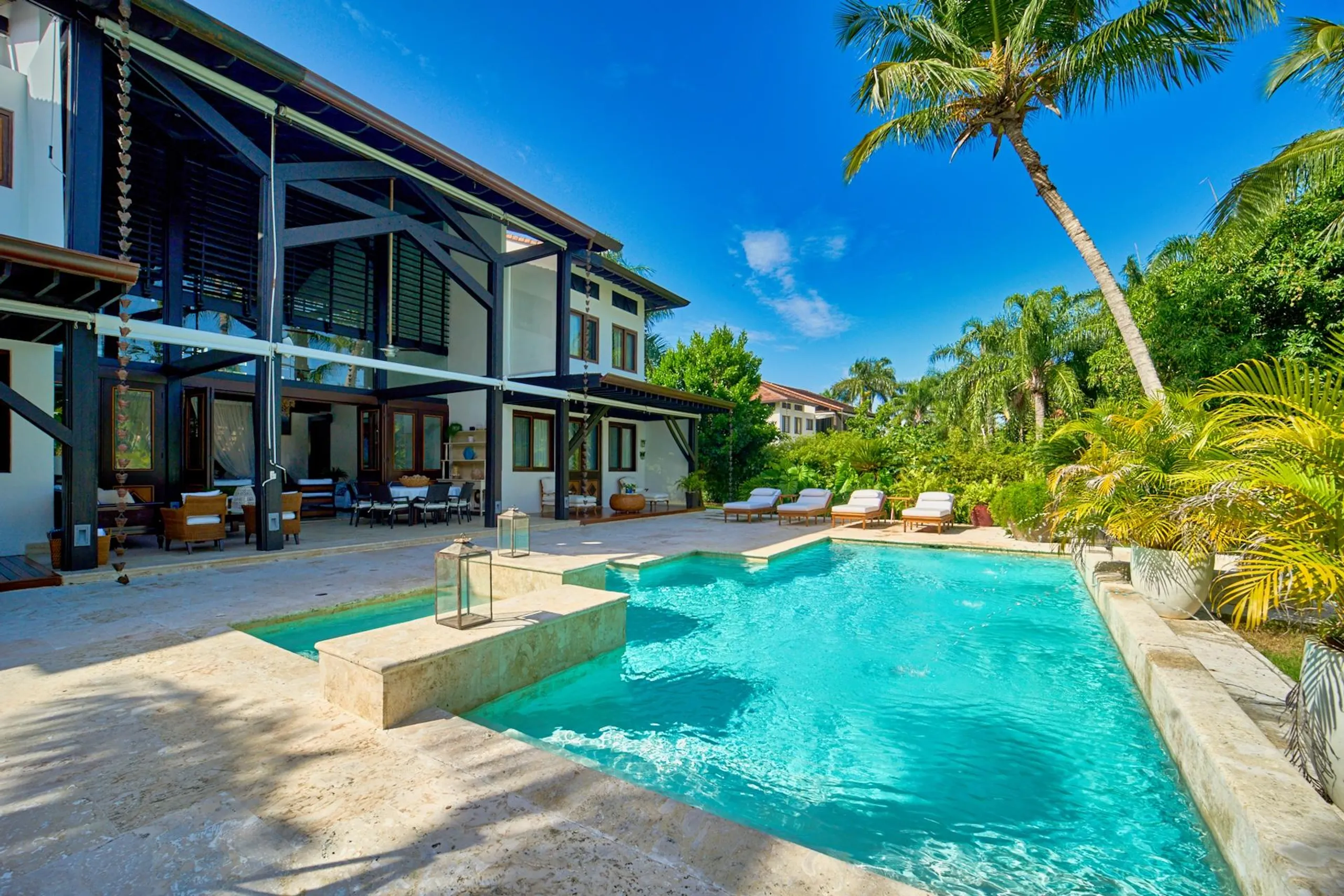 Elegant Boutique Villa with Private Pool, Lush Garden and Charming Gazebo — photograph 11
