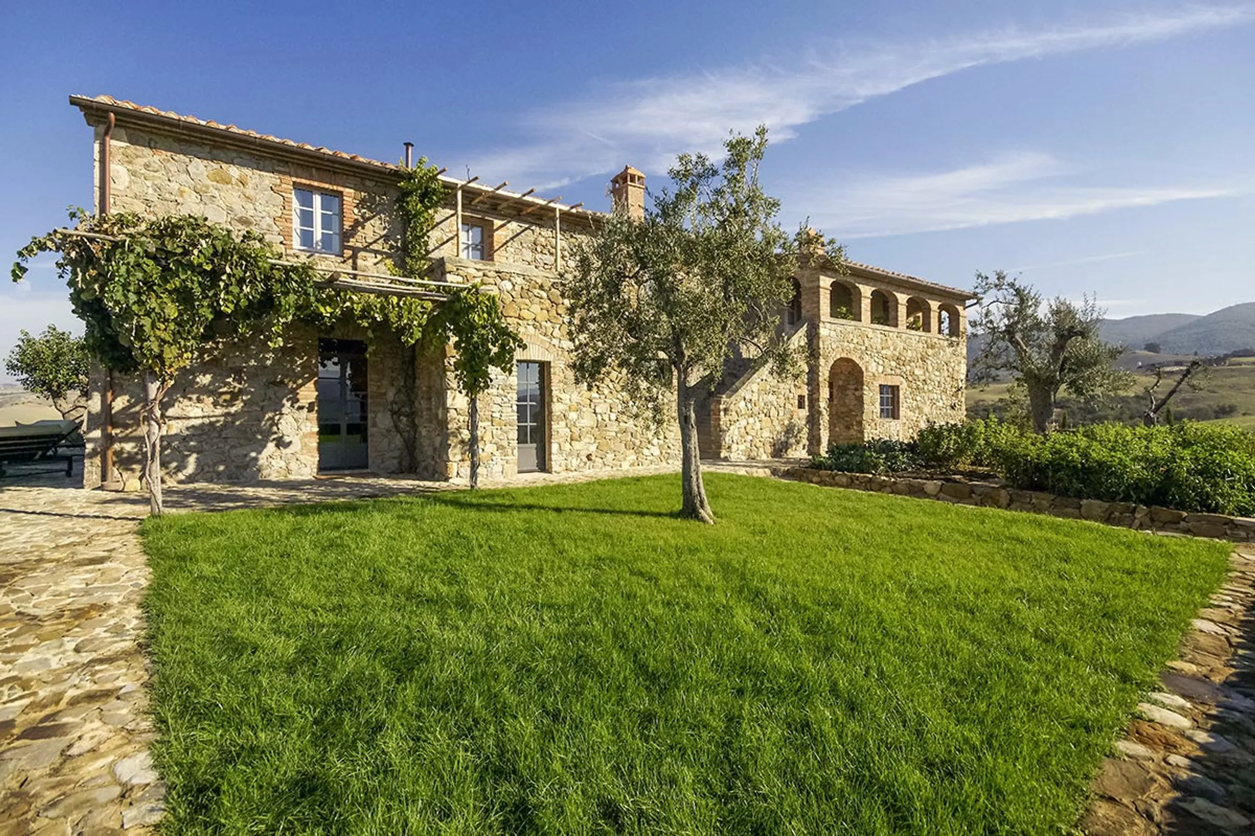 Abundant Countryside Estate with Heated Pool and Jacuzzi — photograph 3