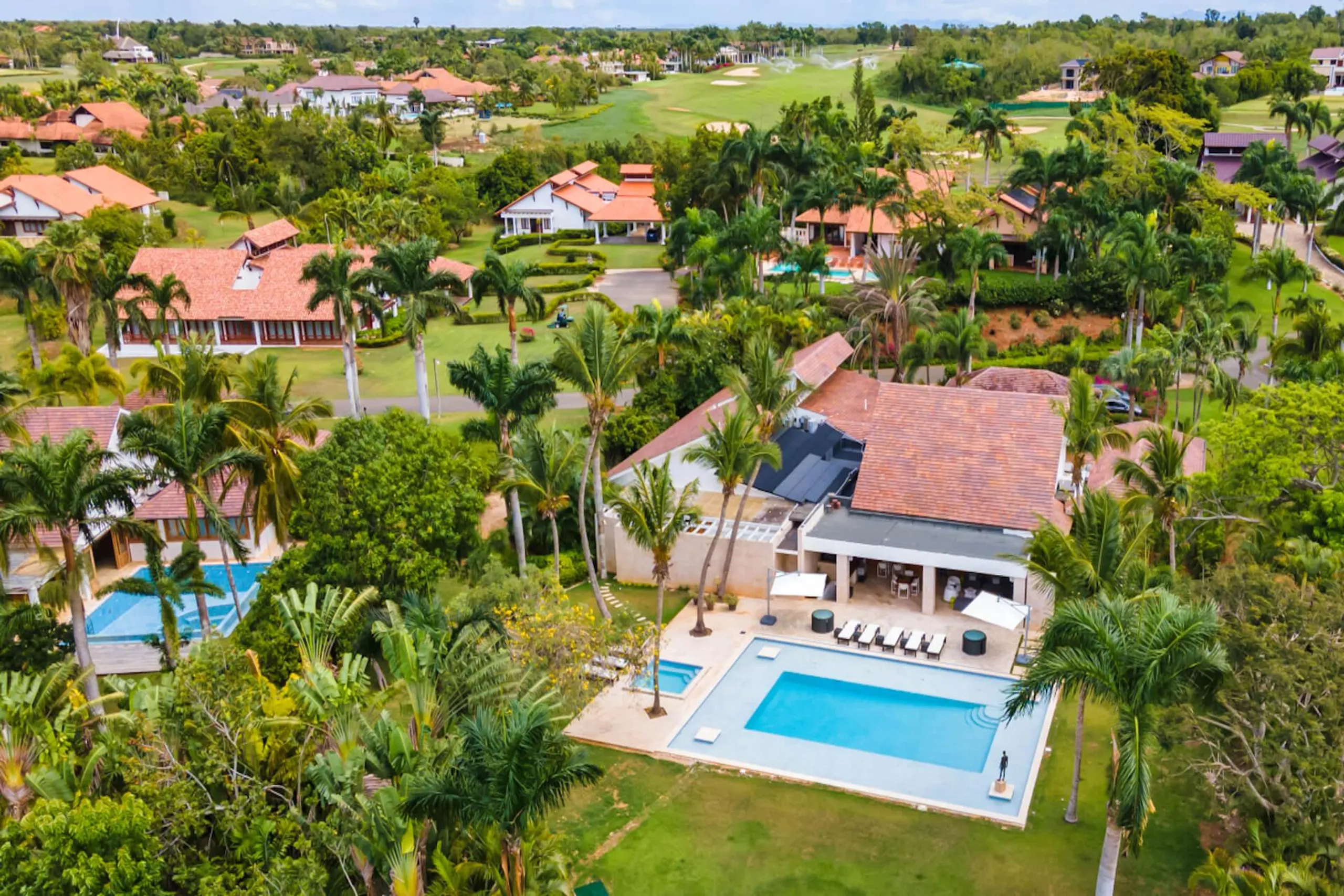 Experience Paradise: A Villa with Pool, Jacuzzi, and Exceptional Service — photograph 2