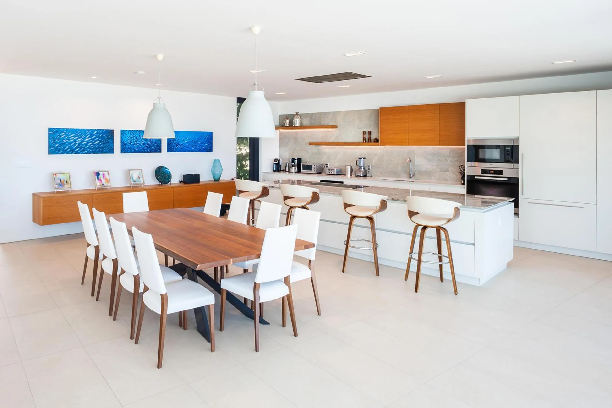 Modern Beachfront Estate with Private Resort Pool and Beach — photograph 11