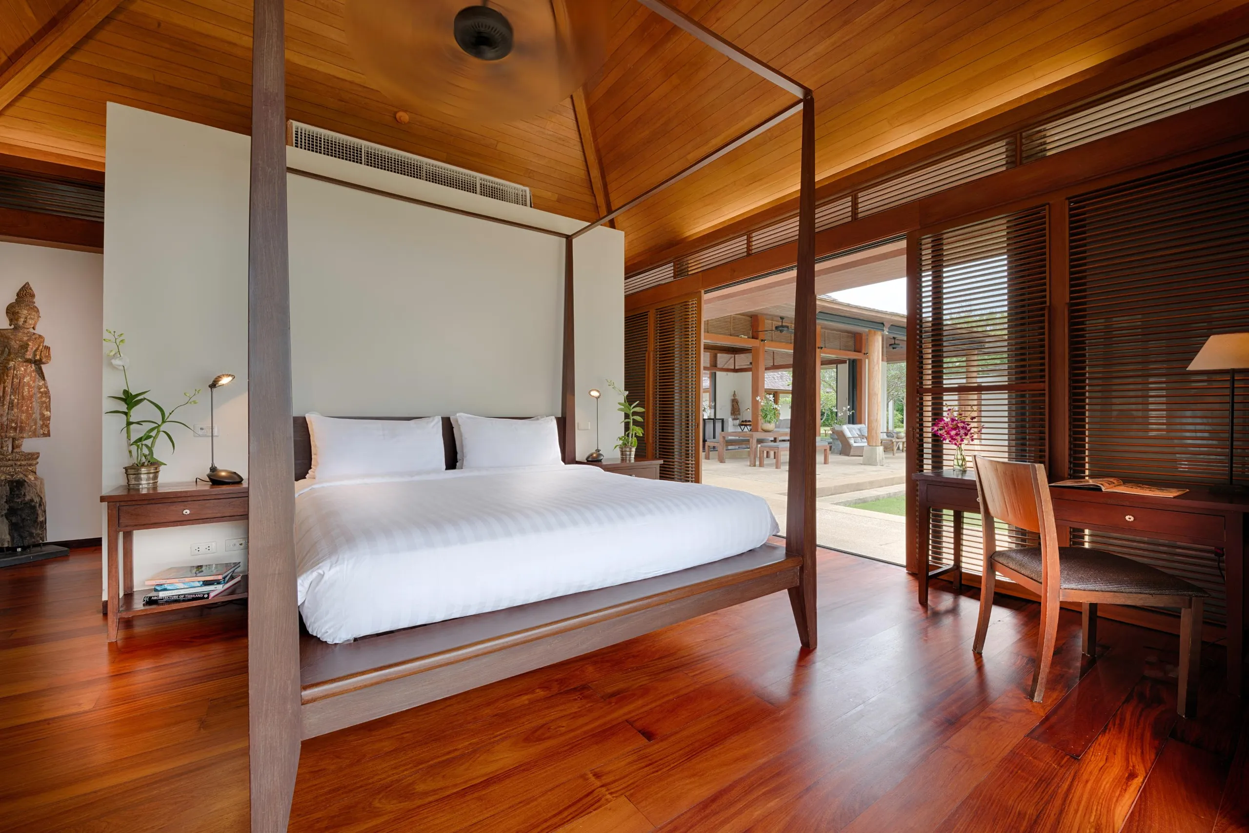 Refined 6 BR Villa with Walks to Beach — photograph 10