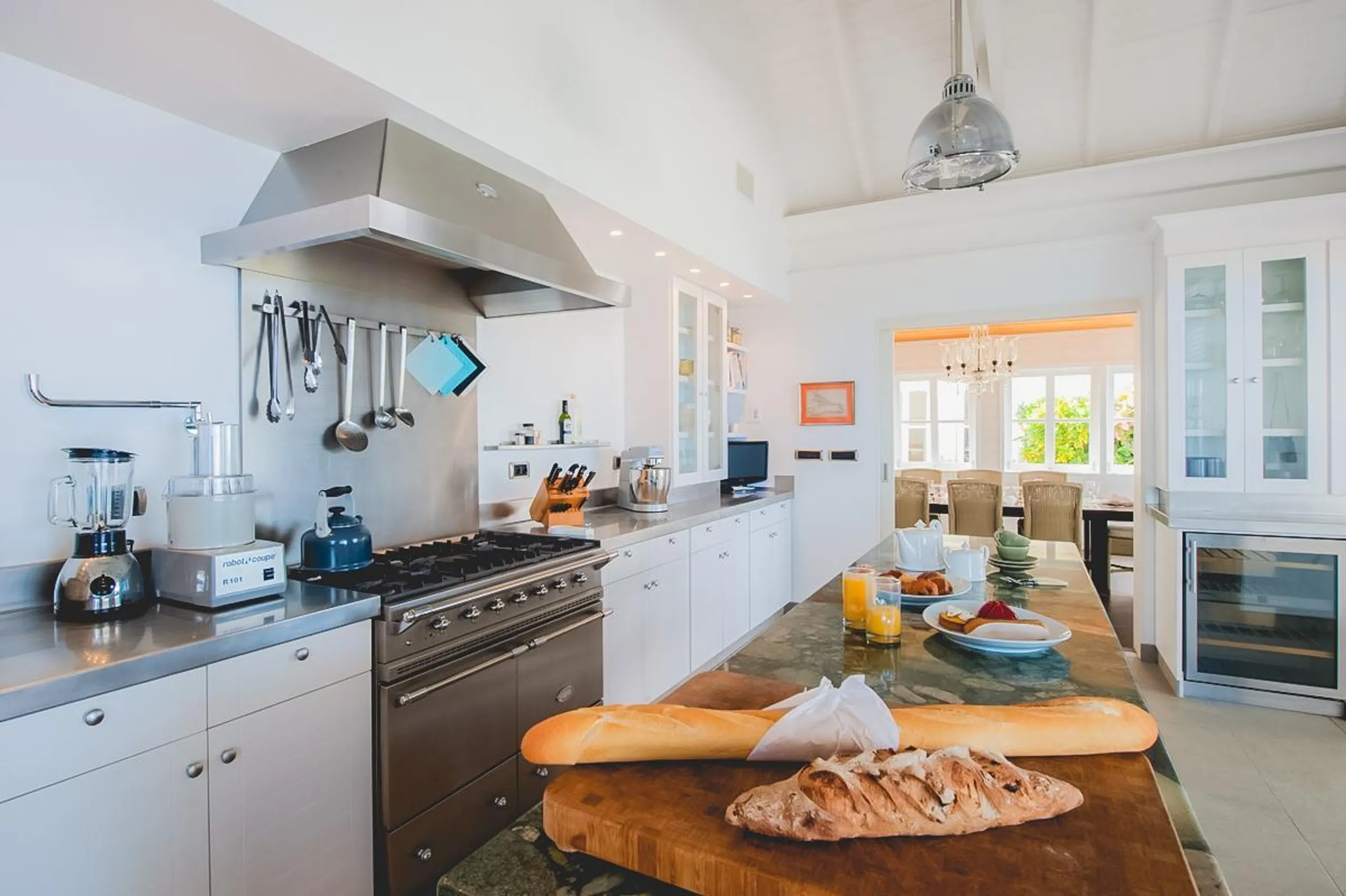 Glamorous Oceanside Estate with Private Pool and Gourmet Kitchen — photograph 6
