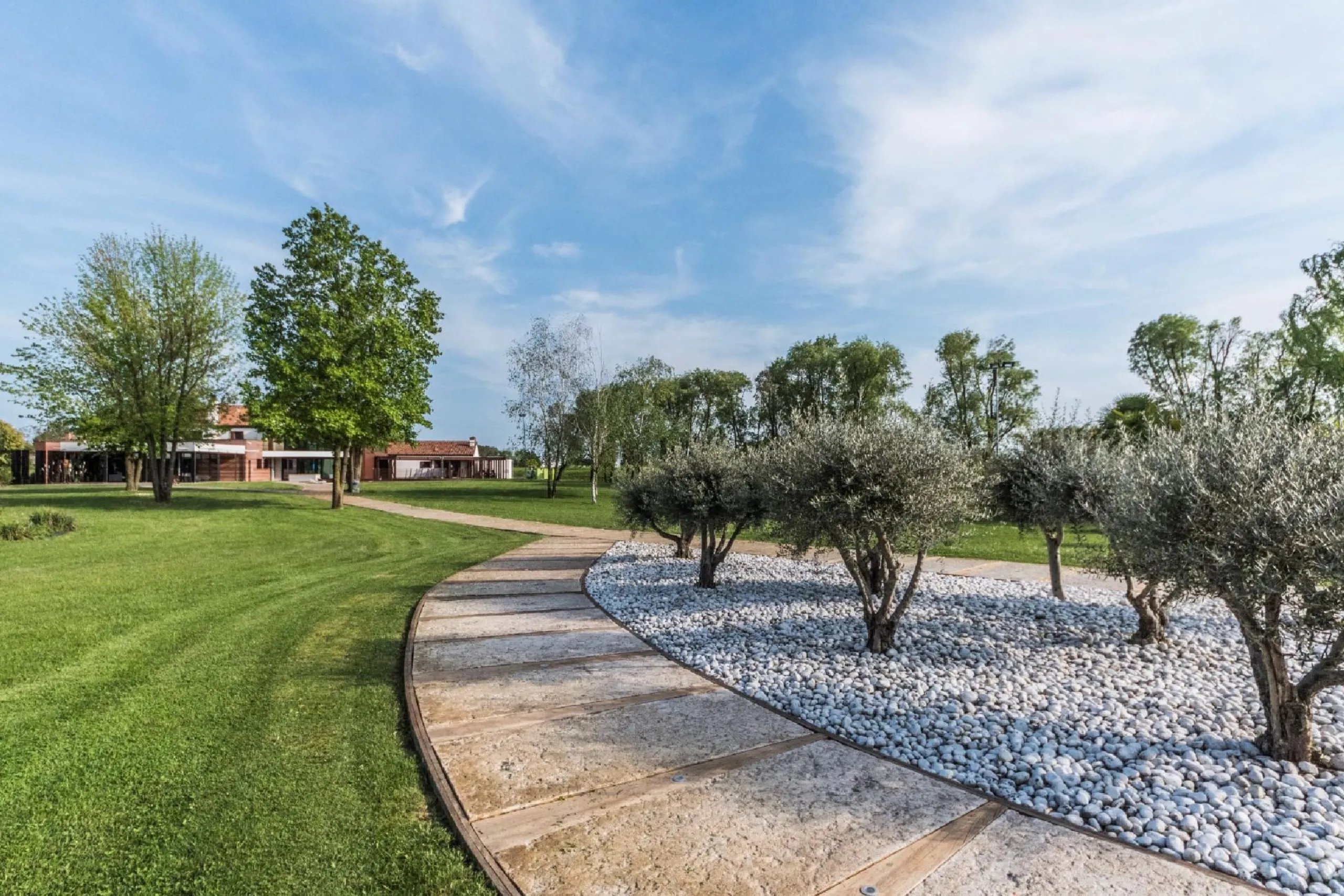 Contemporary Italian Villa Near Venice with Grand Pool and Lush Garden Grounds — photograph 9