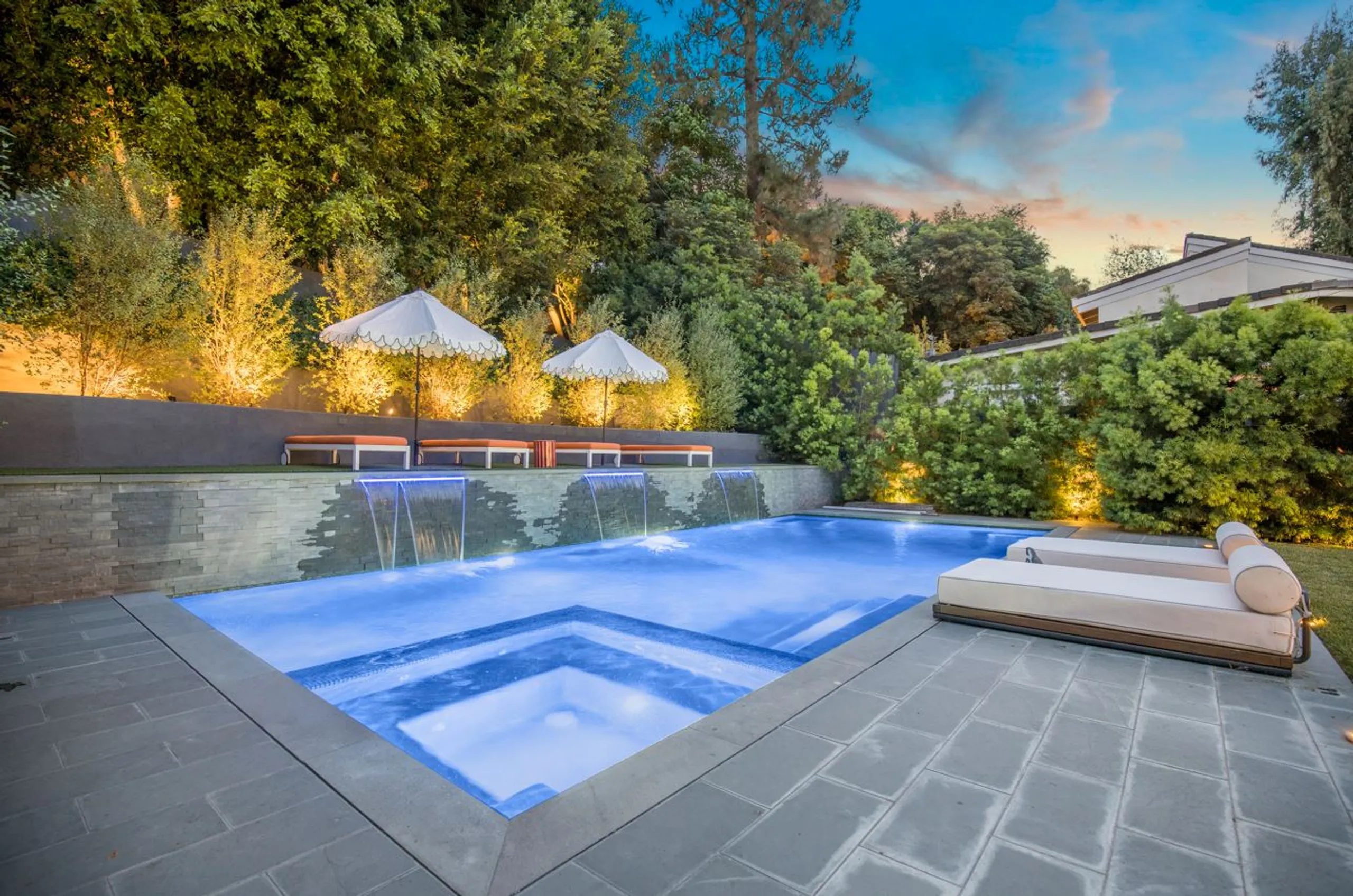 Chic Modern Villa with Triple Waterfall Pool and Sauna in Beverly Hills — photograph 4
