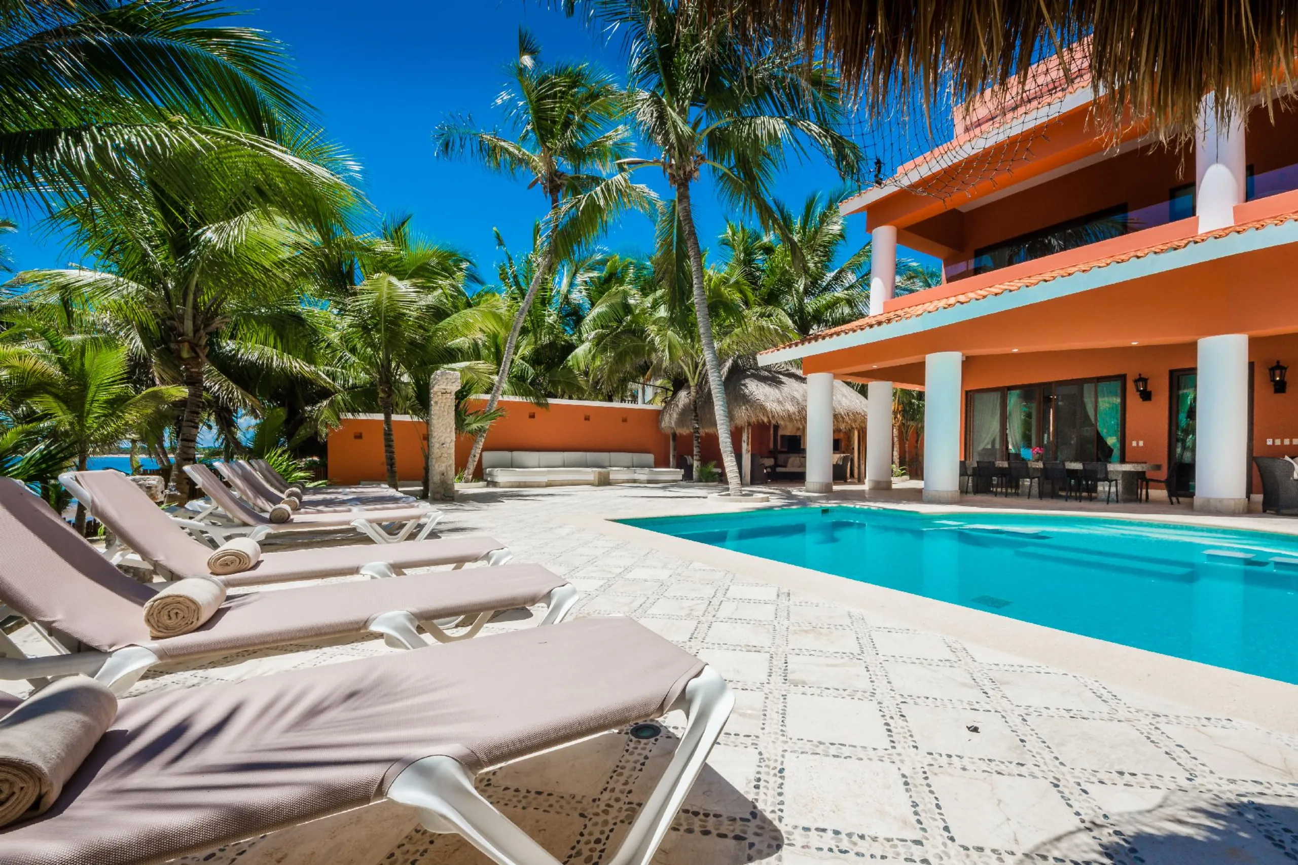 Luxurious Soliman Bay 12 BDR Beachfront Estate with Private Pool — photograph 3