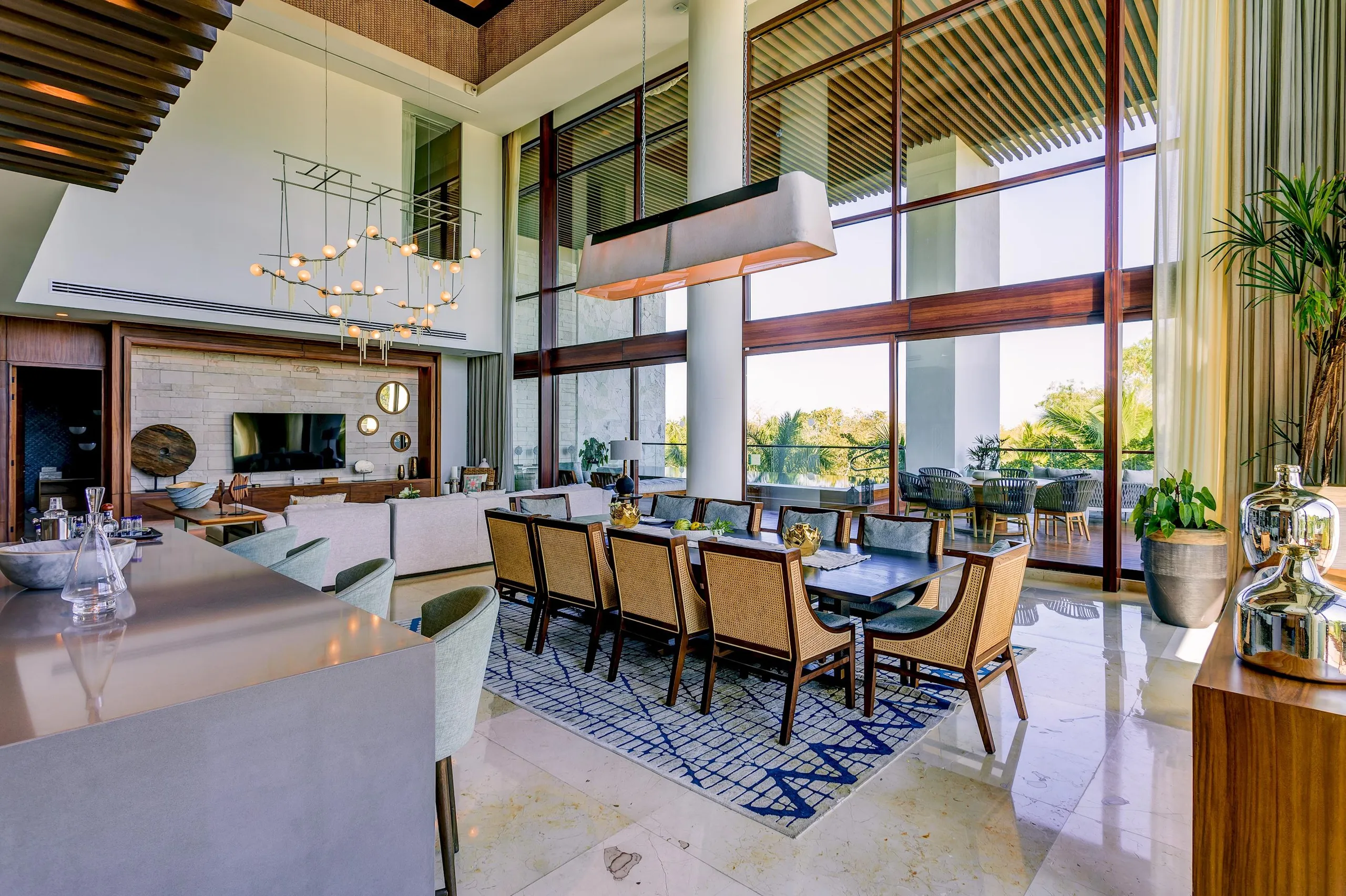 Azure Horizon Hideaway Estate with Resort Access — photograph 3