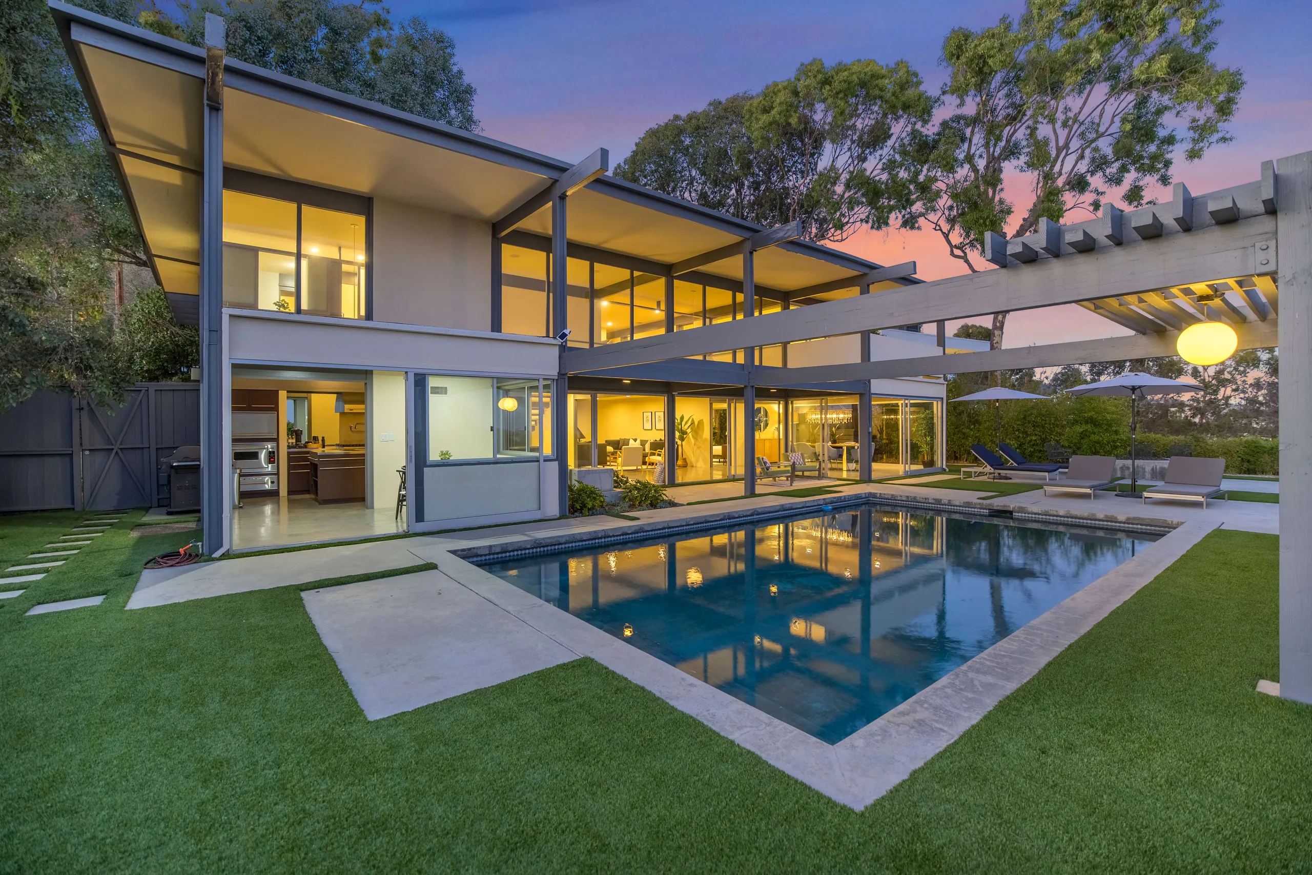 Stylish Hollywood Hills Retreat with Pool, Open-Concept Design, & 360° Rooftop Views — photograph 4