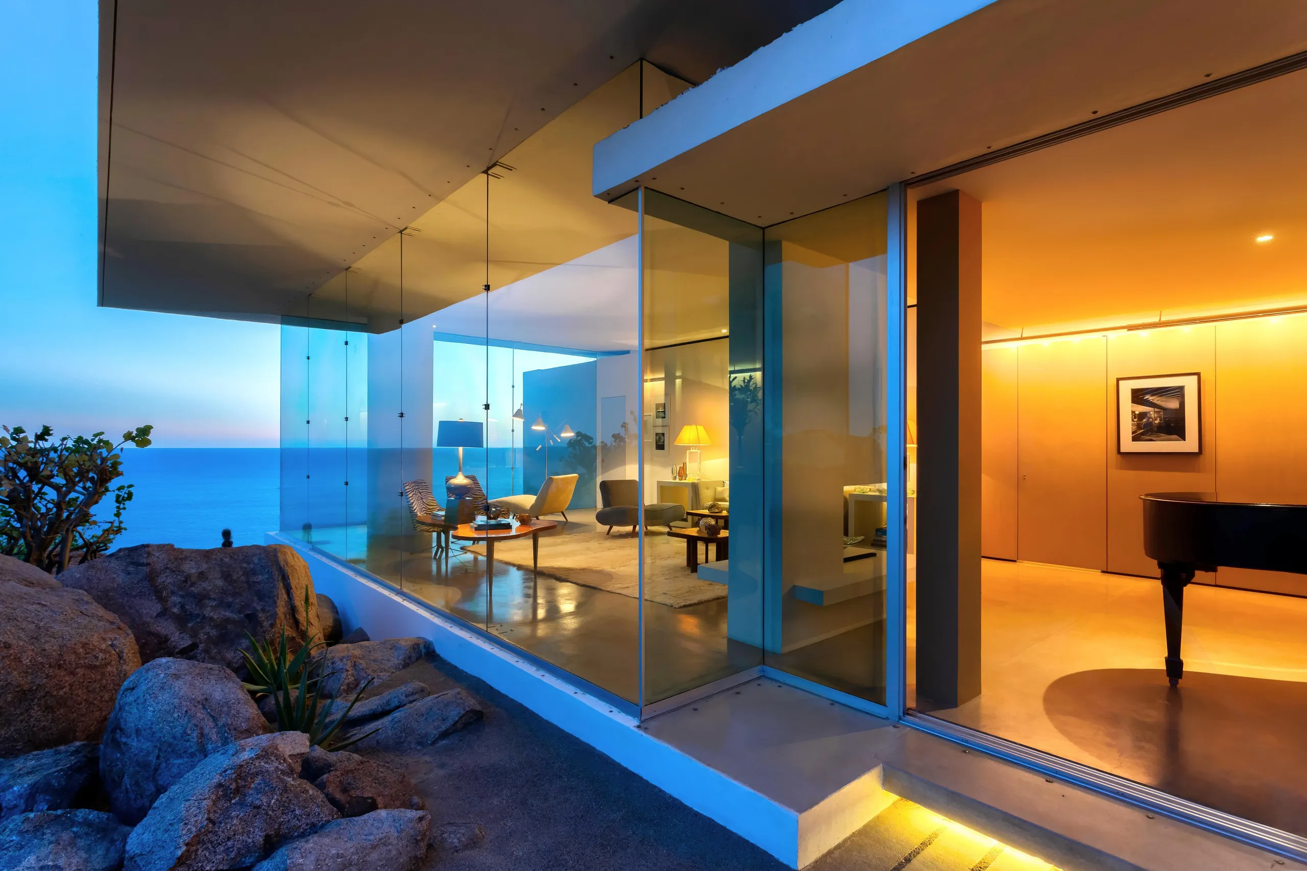 Modern Architectural Masterpiece Estate with Private Pool and Panoramic Ocean Views — photograph 3