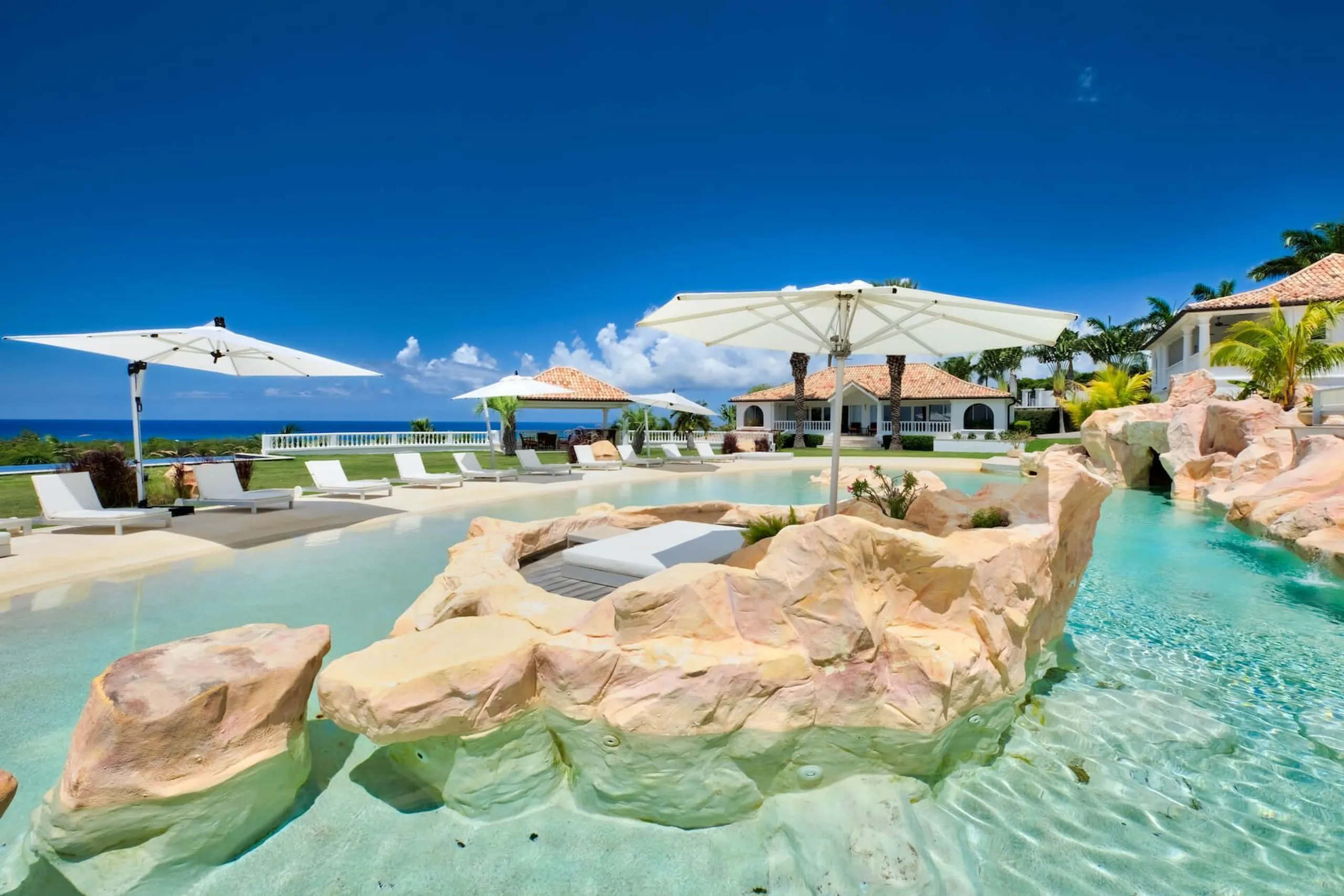 Grand Luxury Villa with 2 Large Swimming Pools and Ocean Views — photograph 5
