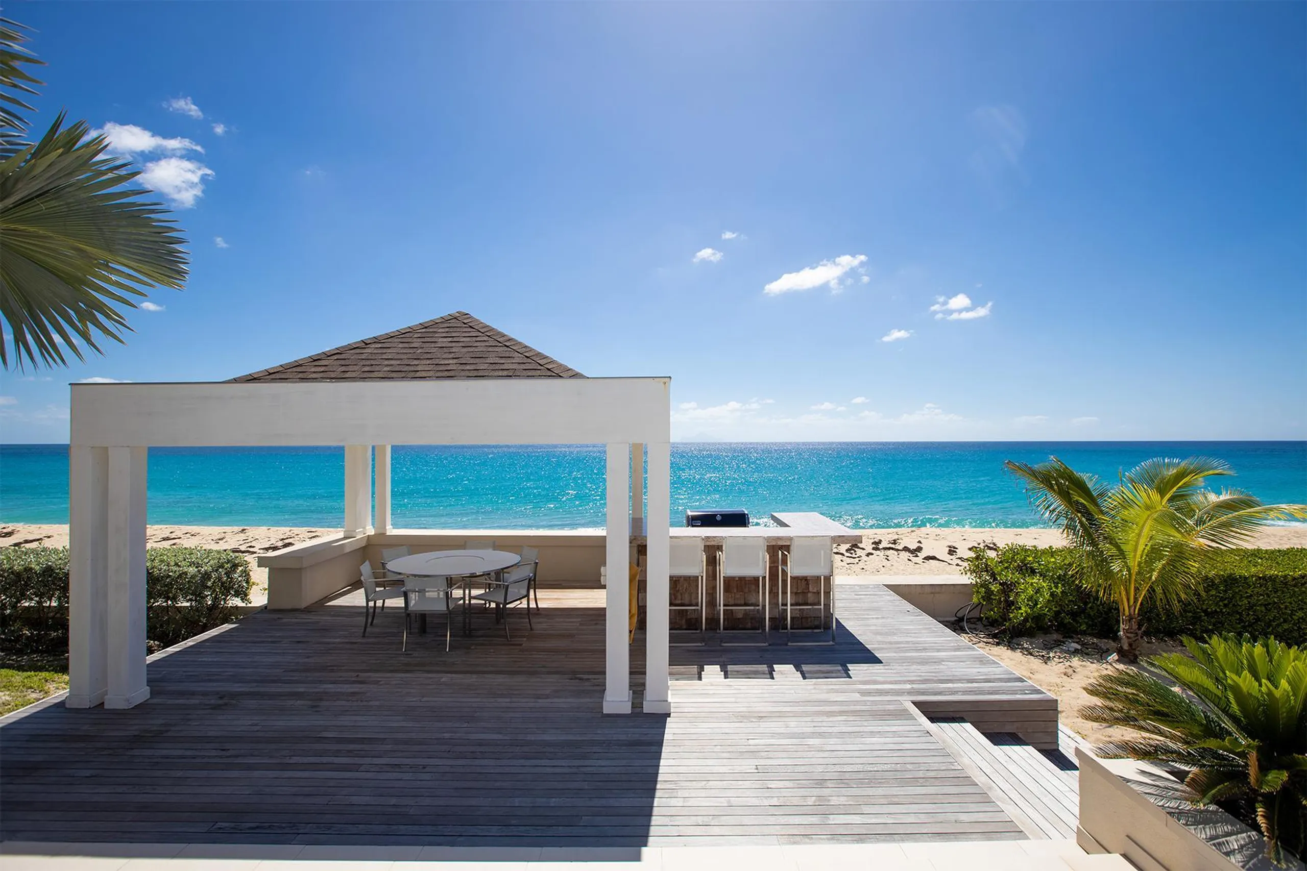Chic Beachfront Contemporary Styled Villa with Private Pool — photograph 11