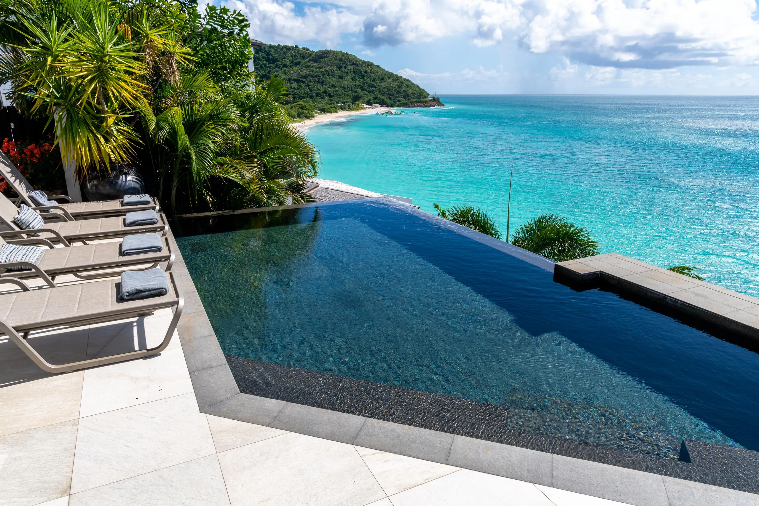 Oceanfront Four Bedroom Villa with Infinity Pool, and 180-degree Panoramic Sea Views — photograph 3