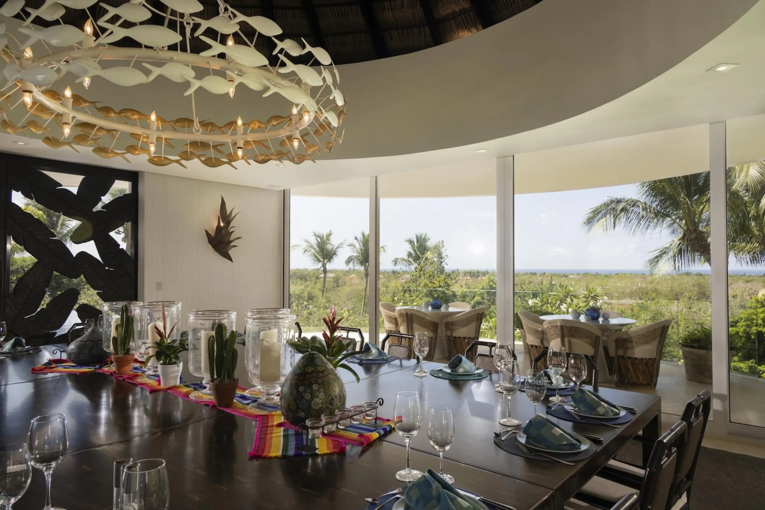 Artistic Caribbean Villa with Curved Infinity Pool and Tropical Gardens — photograph 9