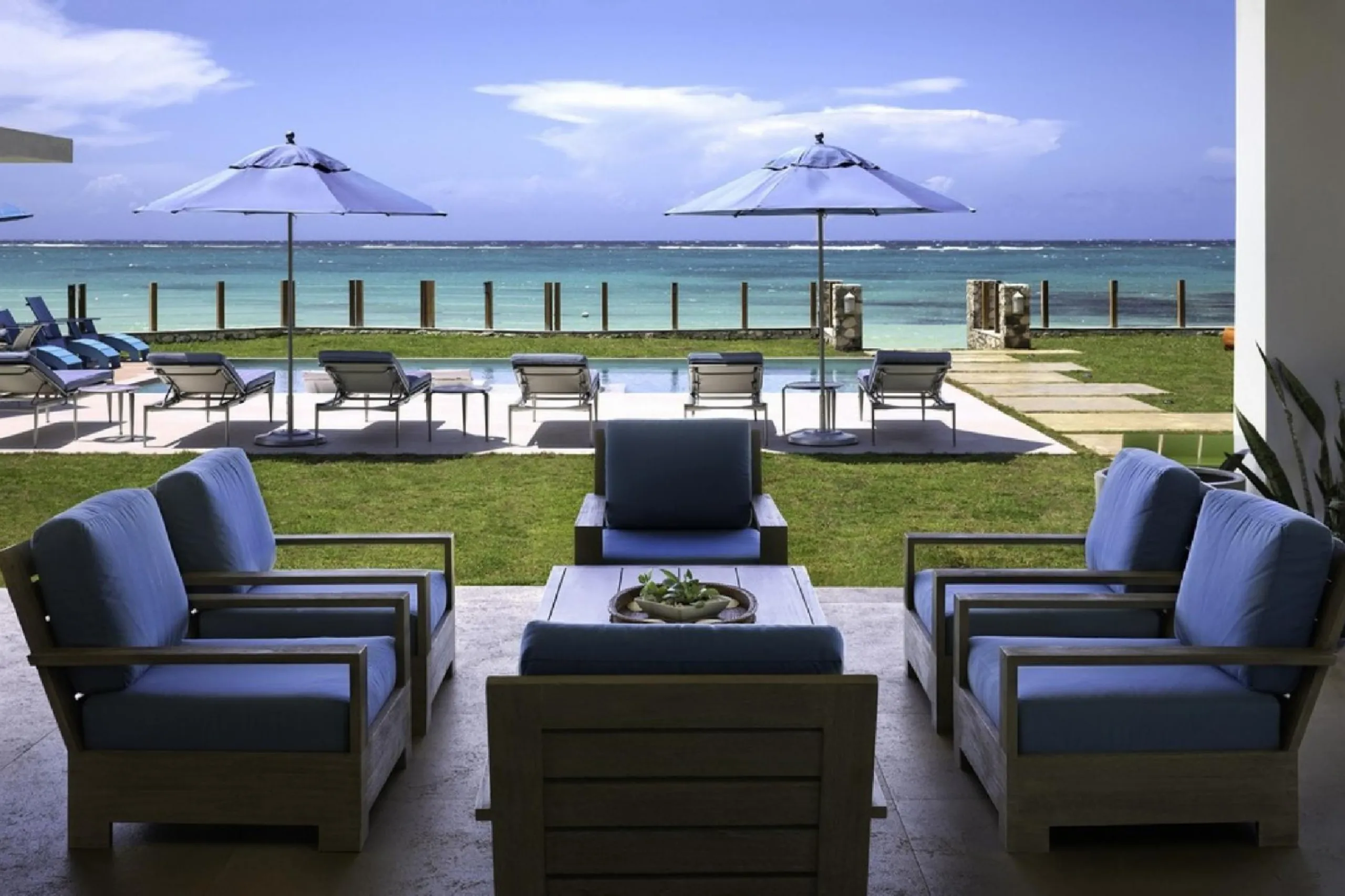 Contemporary Beachfront Villa with Secluded White Sand Beach — photograph 9