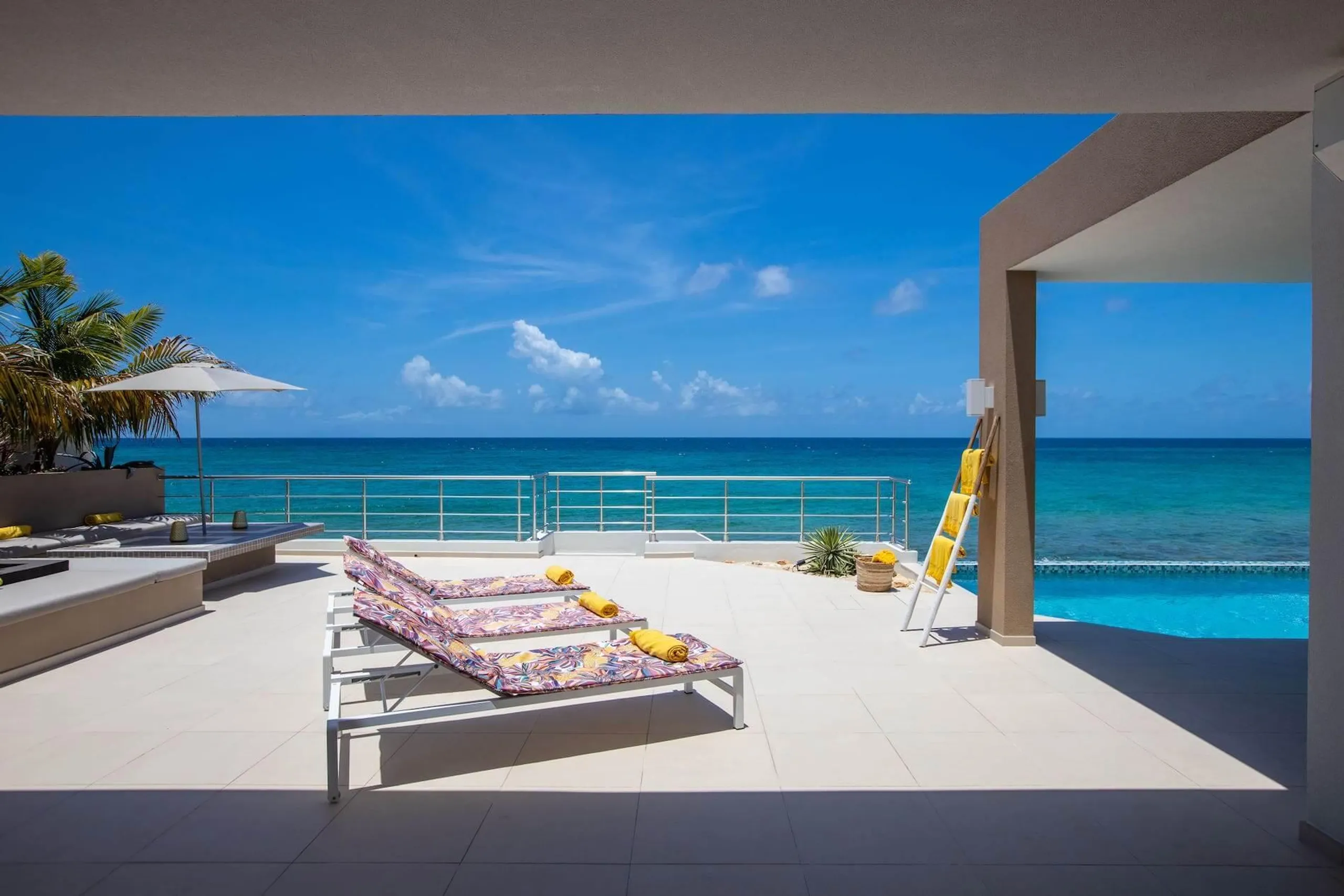 Luxury Beacon Hill Villa with Stunning Sea Views and Private Pool — photograph 10