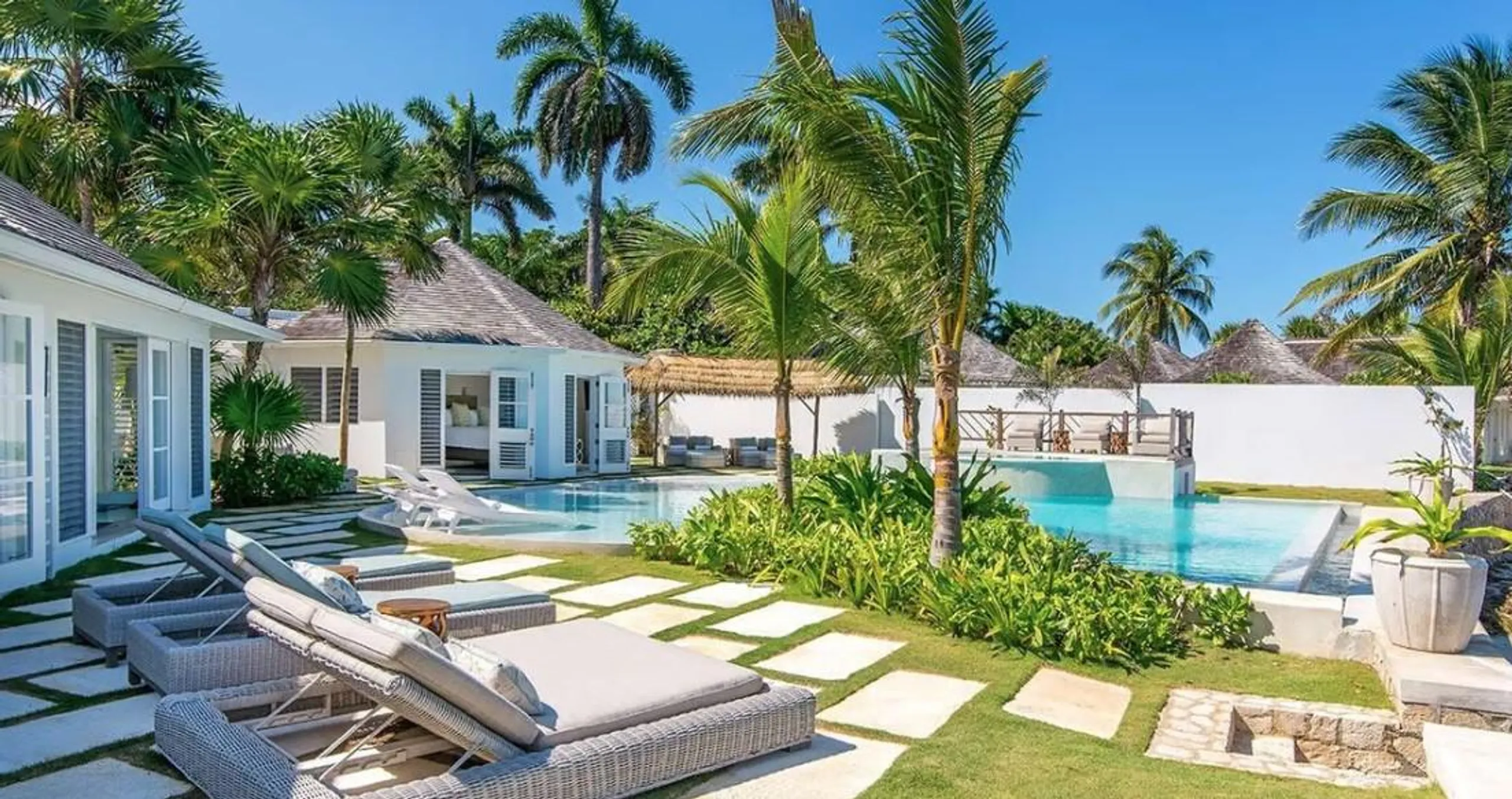 Chic Seafront Retreat in Sandy Bay with Private Pool and Panoramic Ocean Views, Montego Bay