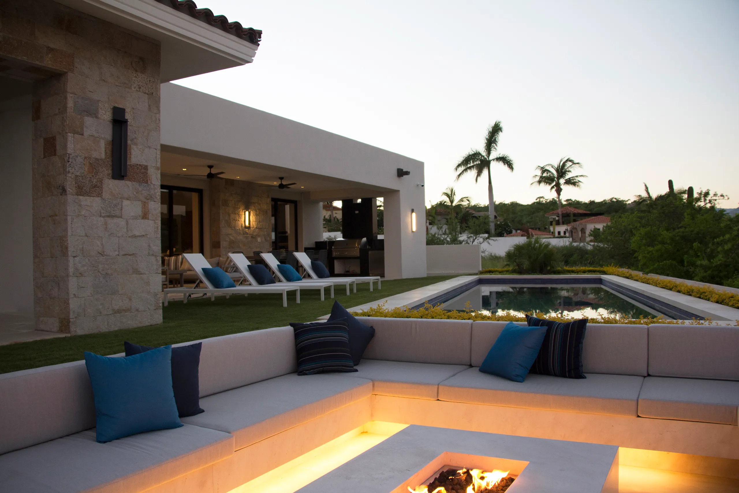 Elegant and Modern Pamilla Estate with Pool and Gorgeous Views — photograph 9
