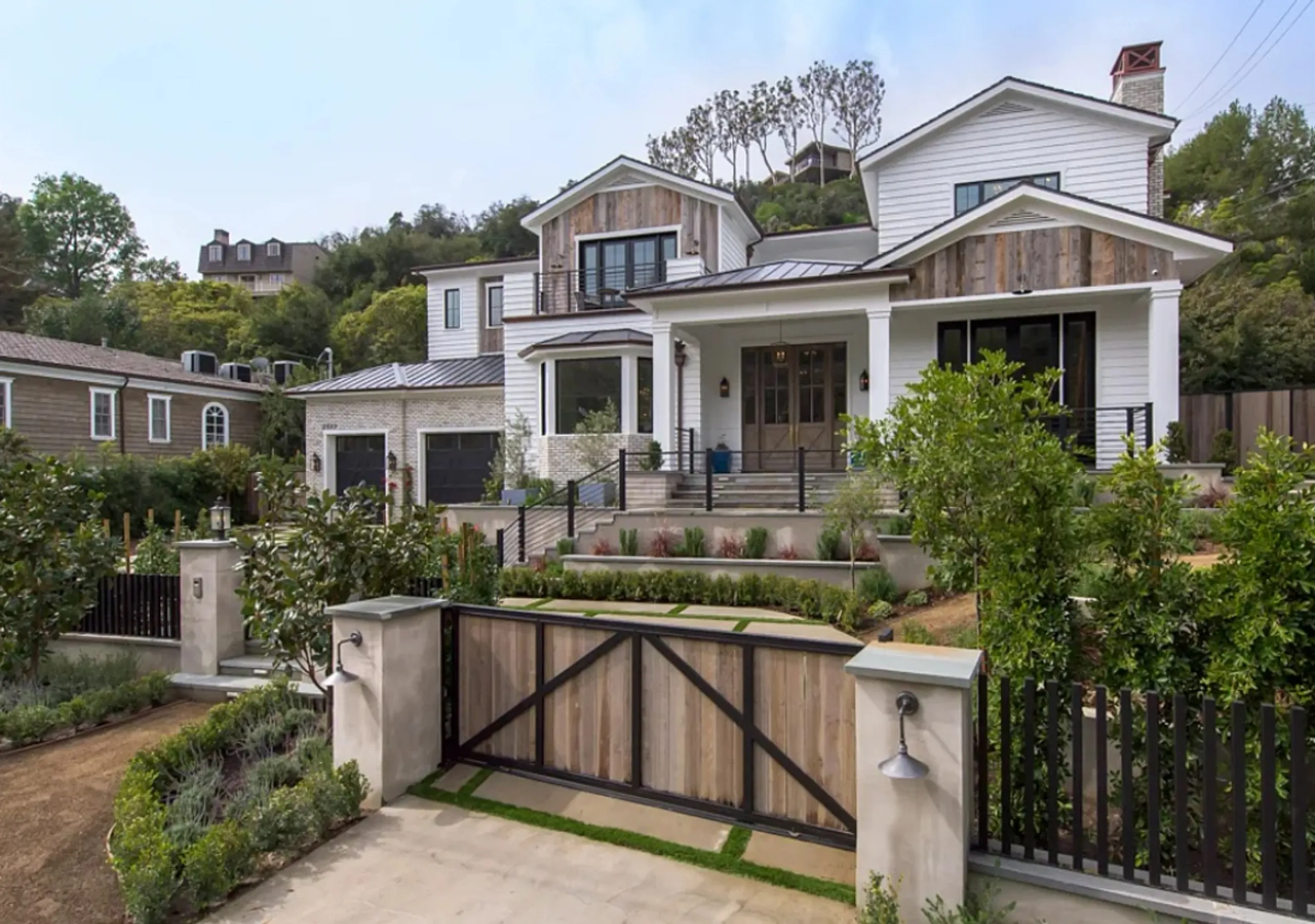 Contemporary Canyon Villa with Lush Gardens — photograph 6