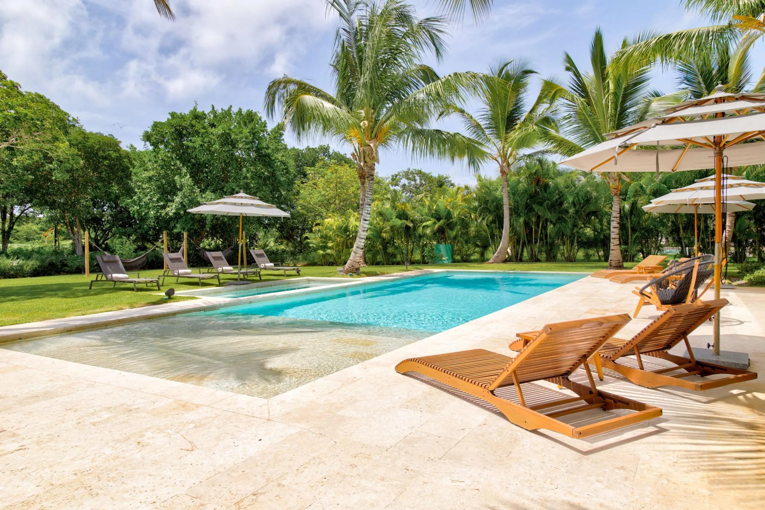 Tranquil 5-Bedroom Villa with Private Pool, Jacuzzi, and Golf Access — photograph 5