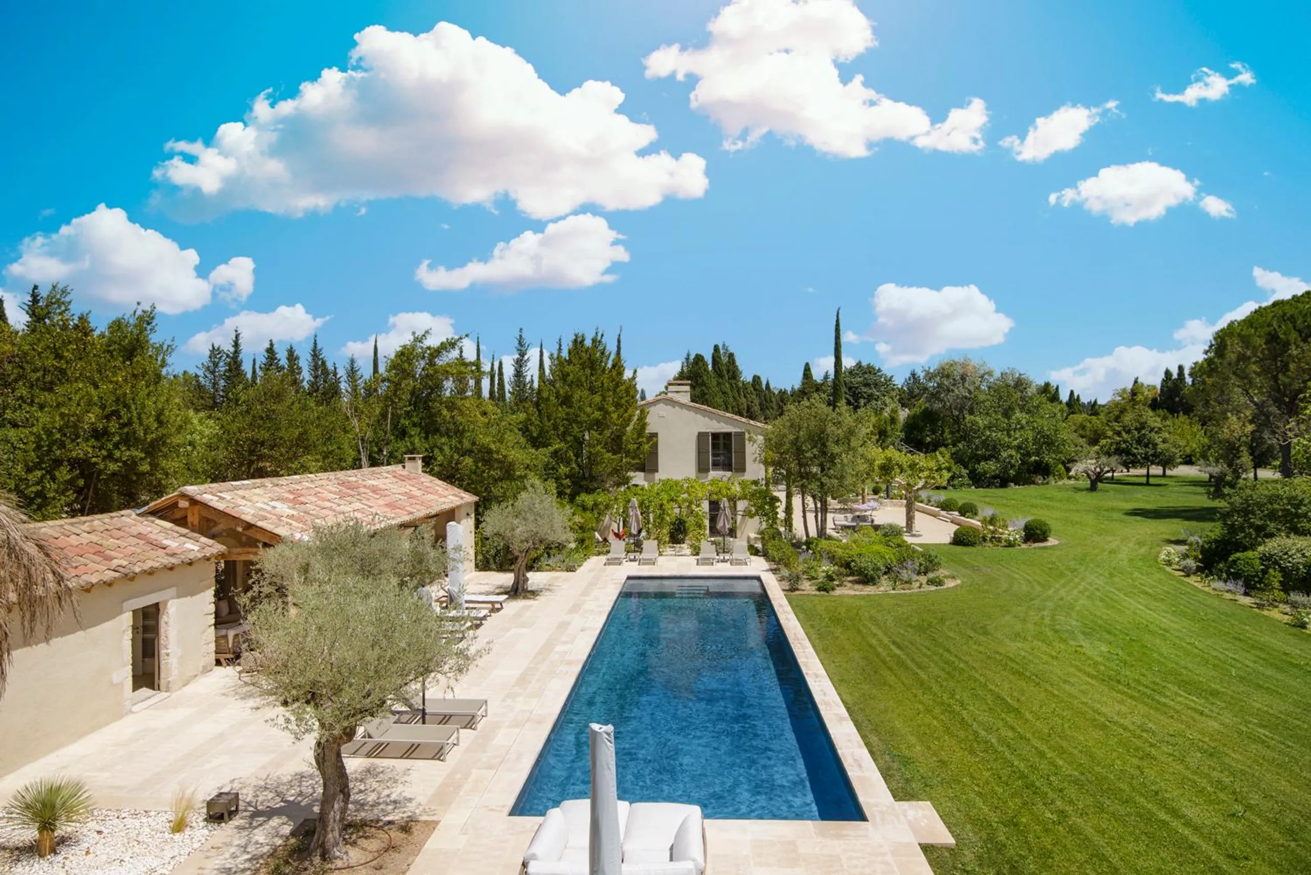 Serene Splendor Retreat with Poolside and Mountain Views — photograph 2