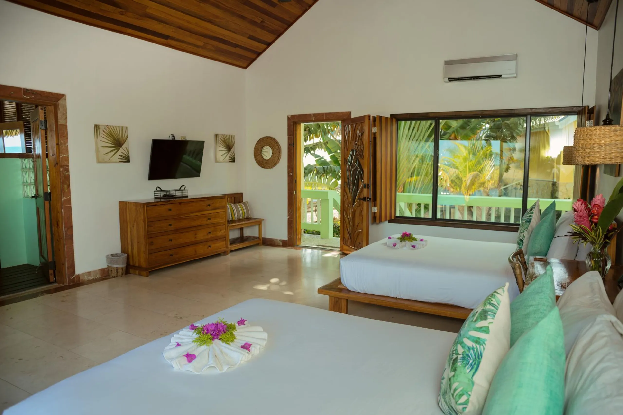 Exquisite Island Villa with Pool and Private Beach — photograph 11