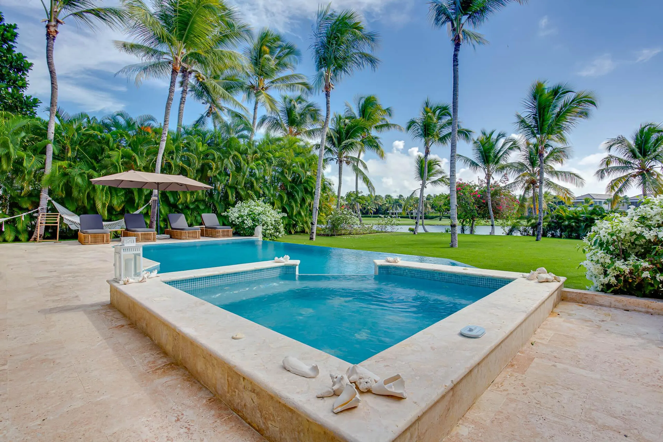 Immaculate White 5-Bedroom Villa in Punta Cana with Private Pool — photograph 10