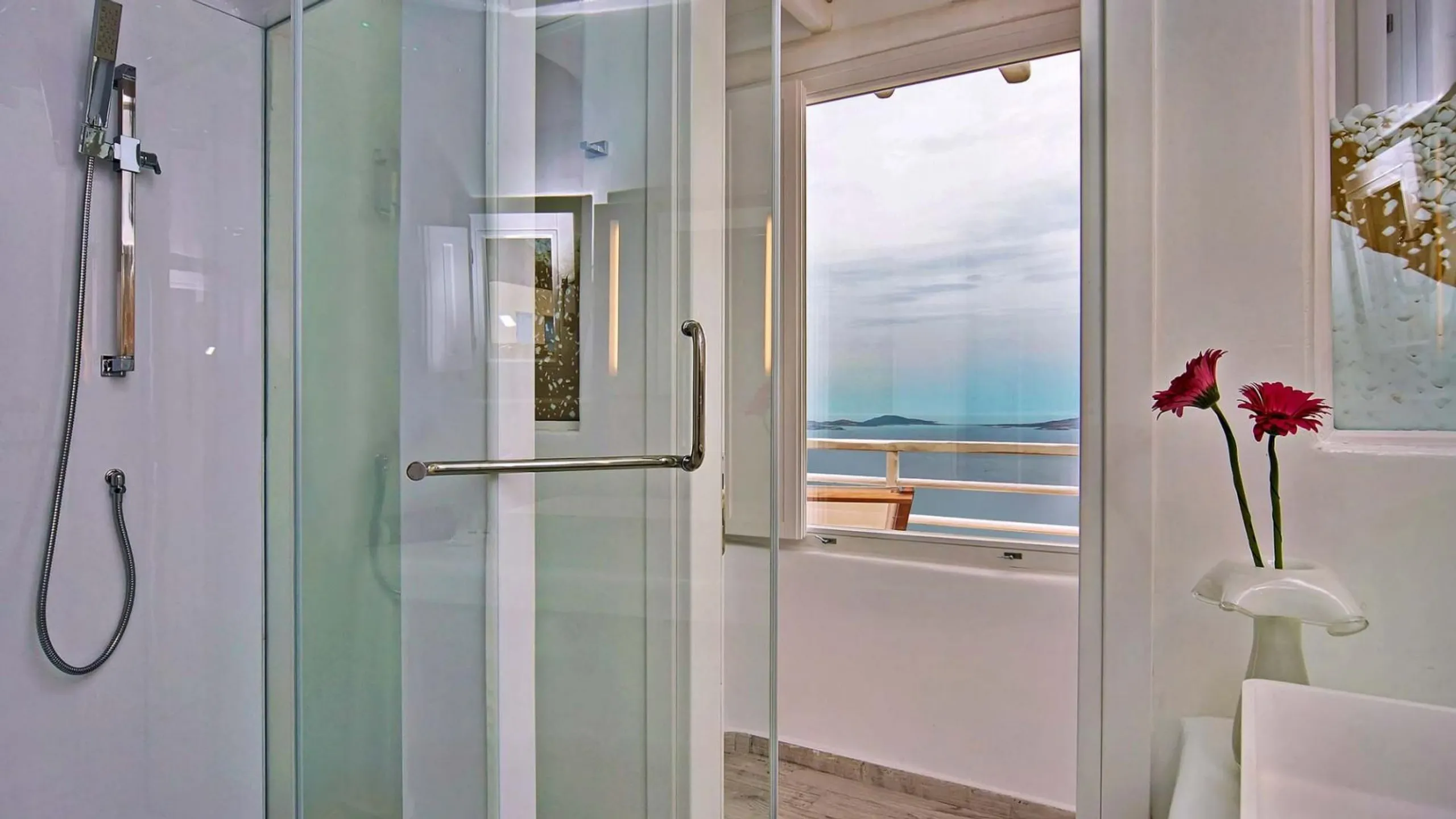 Rocky Hill's  Luxurious Escape with Majestic Pool with Overlooking Views — photograph 11