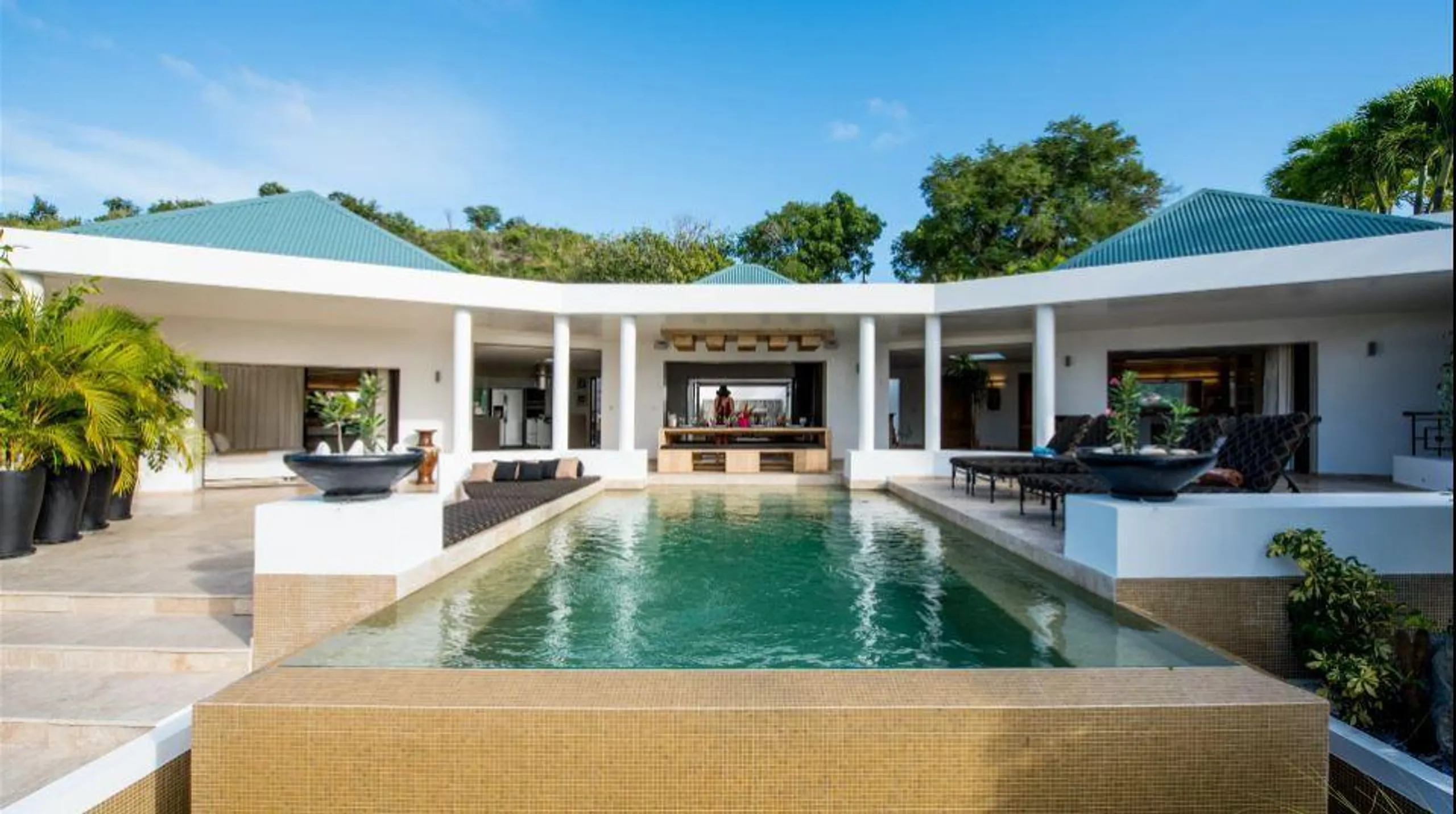 Majestic Luxe Villa with Infinity Pool and Jacuzzi Overlooking Gustavia — photograph 2