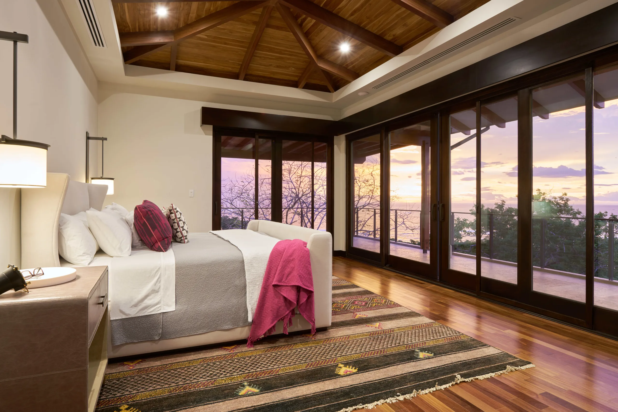 Breathtaking 5 Bedroom Villa with Private Pool, and Ocean Views — photograph 7