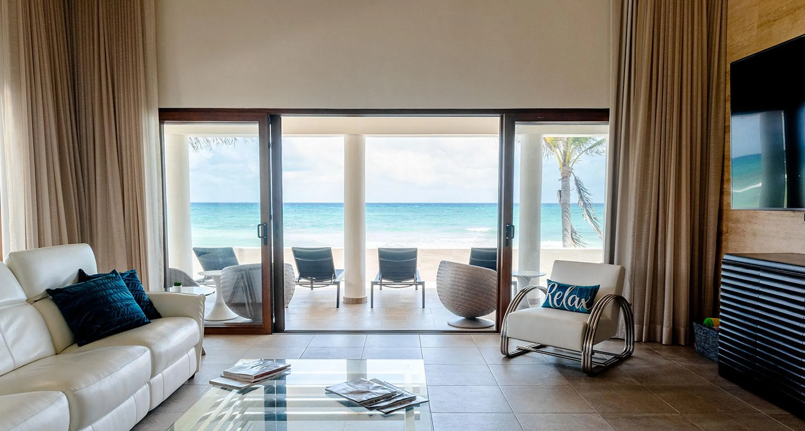 Paraiso Beachfront Modern Luxury Estate with Pool — photograph 9