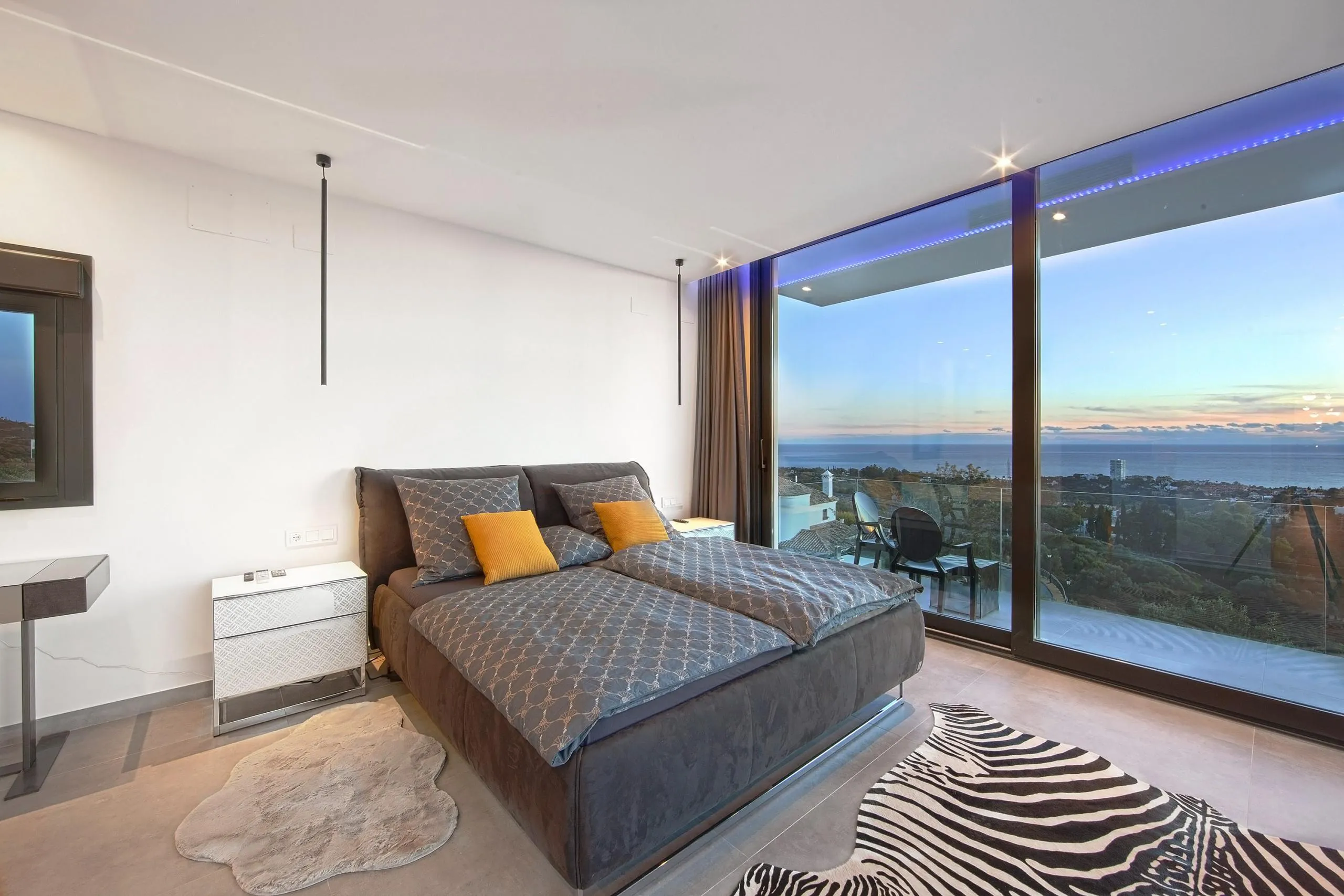 Breathtaking Panoramic View Pool Compound with Infinity Pool — photograph 11