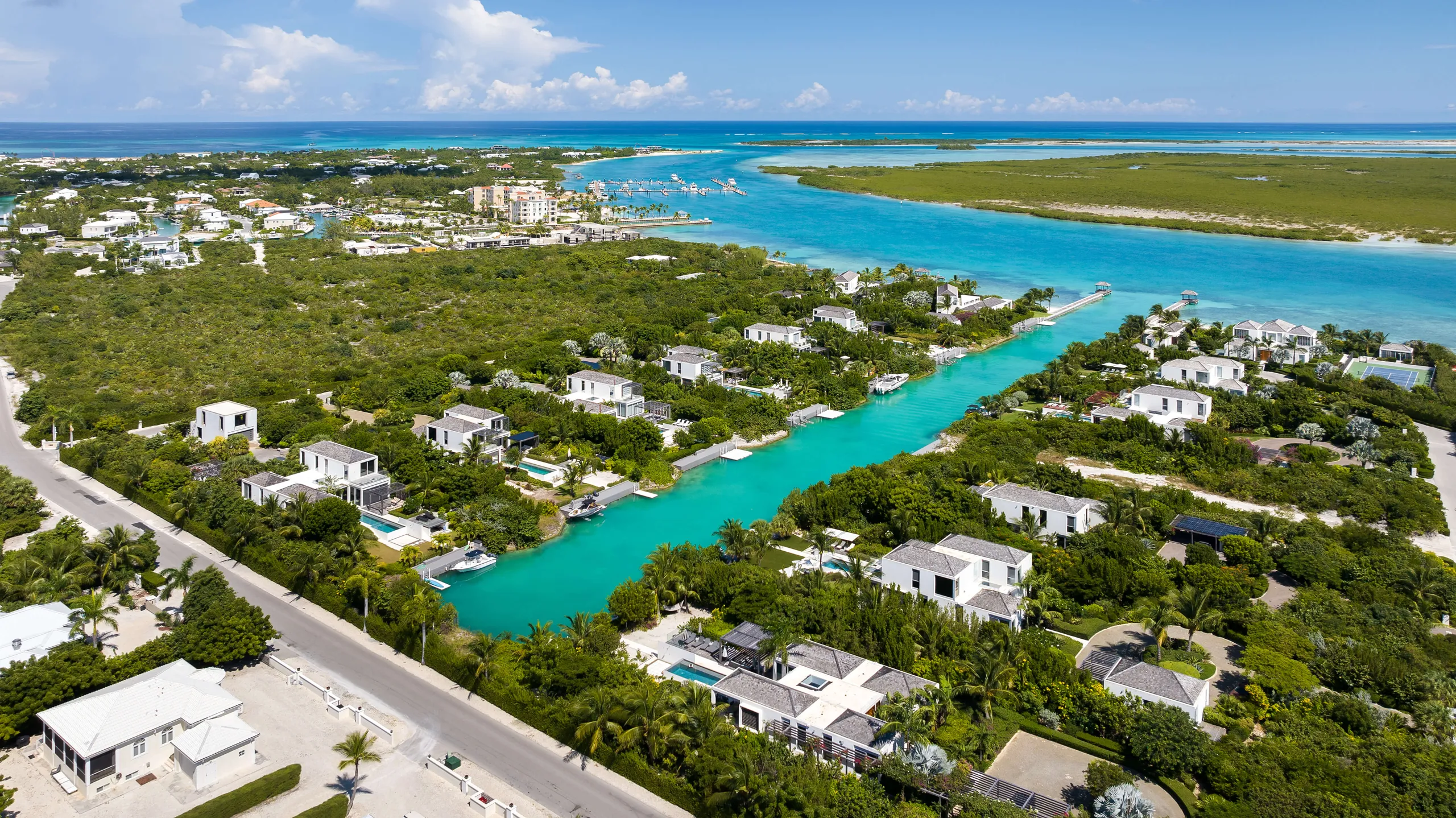 Prestigious Blue Cay Estate with Private Infinity Pool, Canal Views and Beach Access — photograph 12
