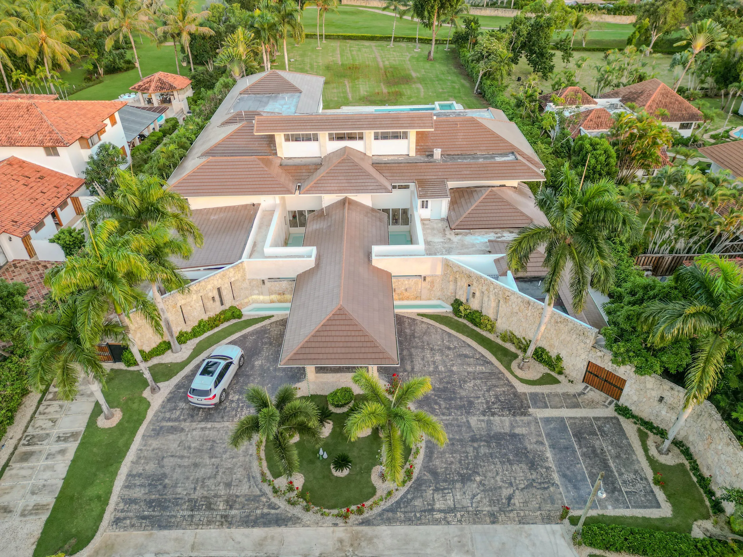 Radiant 6BR Villa with Private Pool, Surrounded by Ocean and Nature — photograph 2
