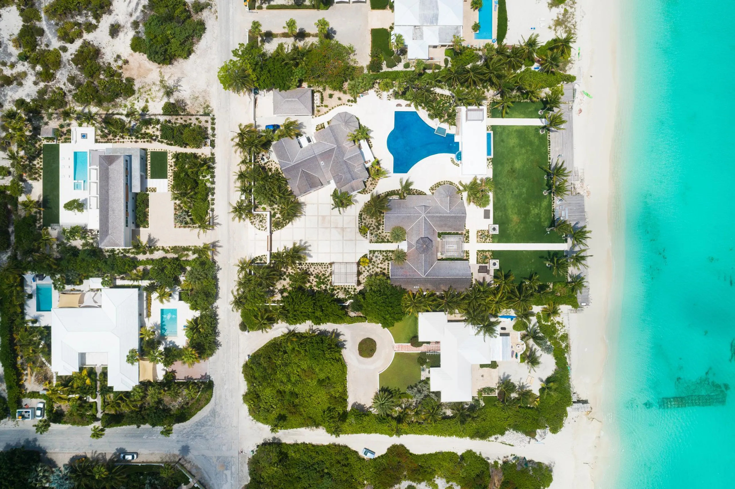 Refined Contemporary Villa with Heavenly Pool and Steps from the Beach — photograph 3