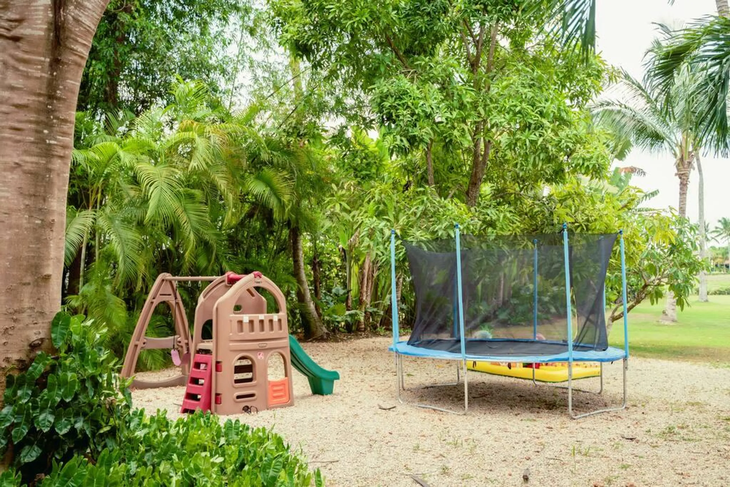 Stylish and Lush Classic Estate with Private Pool and Garden Grounds — photograph 9