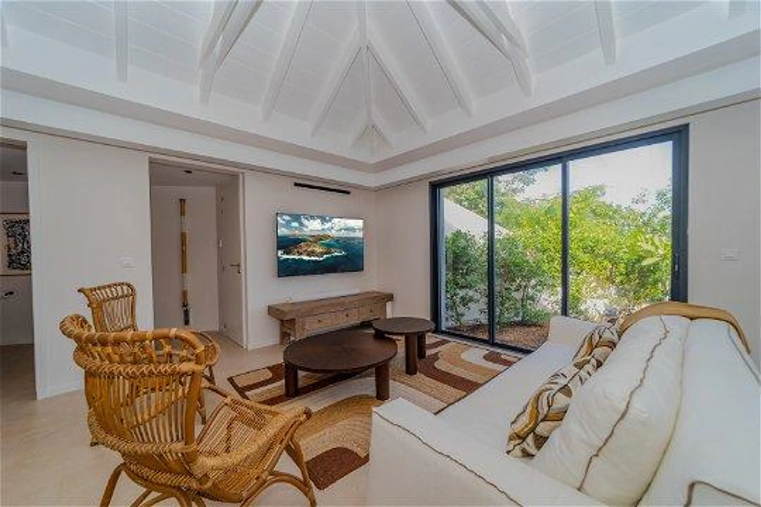 Calming Caribbean Villa with Private Heated Pool and Hill Views — photograph 12